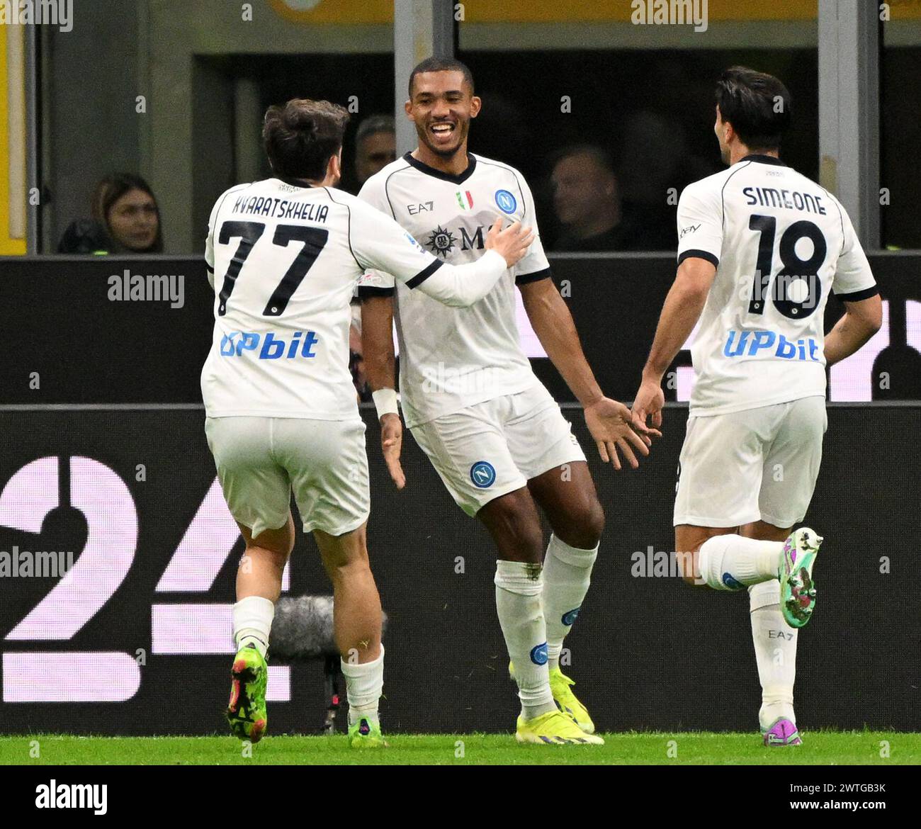 Mailand, Italien. März 2024. Napolys Juan Jesus (C) feiert sein Tor mit seinen Teamkollegen während eines Fußballspiels der Serie A zwischen dem FC Inter und Neapel am 17. März 2024 in Mailand, Italien. Quelle: Alberto Lingria/Xinhua/Alamy Live News Stockfoto
