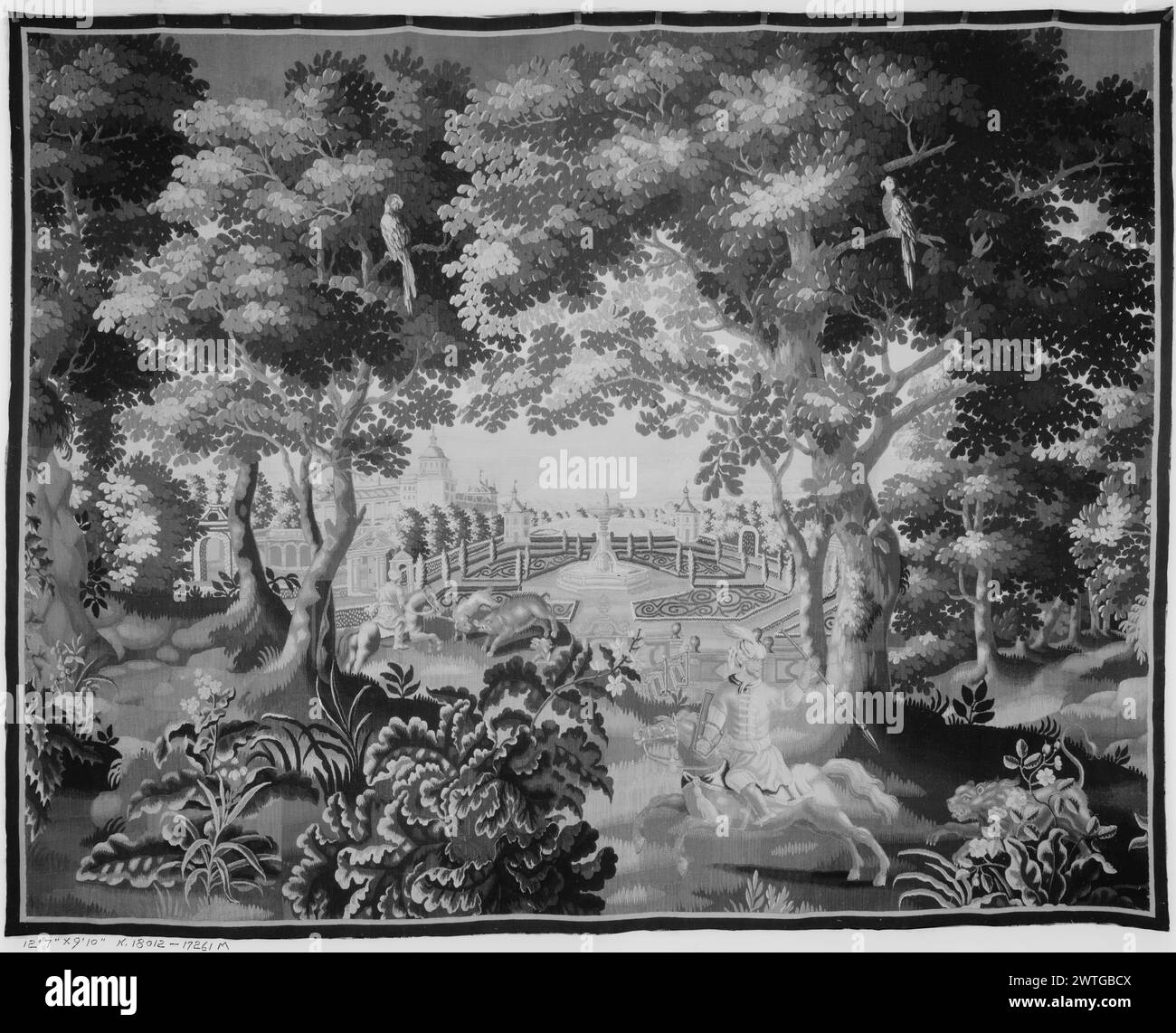 Wildpark mit drei orientalischen Jägern auf dem Pferderücken. Unbekannt ca. 1625-1675 Gobelin Abmessungen: H 11'5' x B 24' Gobelin Materialien/Techniken: Unbekannt Kultur: Flämisches Weberzentrum: Unbekannt Besitz Geschichte: Französisch & Co. Wildschweinjagd und Löwenjagd mit 2 orientalischen Jägern (R 2/3); orientalischer Bogenschütze jagt ein Wildschwein (?) (L 1/3) (BRD) Blumengirlandenfelder mit 2 oder 3 separaten Tapisserien für Wildparks wurden an 2 Stellen senkrecht genäht, um diese Hängung zu bilden. Der Rahmen wurde zusammengesetzt und angewendet und gehört möglicherweise nicht zu diesen Feldern (Cavallo). 16 französische und Co. Wandteppiche und Gobelfragmente Stockfoto