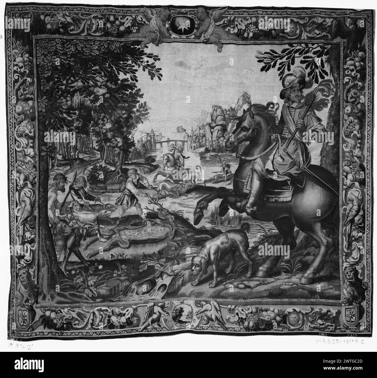 Hirschjagd. Raes, Frans (Flämisch, act.mid 17. Jahrhundert) (Werkstatt) [Weber] ca. 1625-1650 Gobelin Abmessungen: H 11' x B 12'8' Gobelin Materialien/Techniken: Wolle & Seide Kultur: Flämisches Weberzentrum: Brüsseler Besitz Geschichte: Verkauft im Auktionshaus, Paris, 5/17/1907 (siehe Göbel, I:1). French & Co. Wurde am 3. Februar 1934 von Mary W. Harriman erworben. Inschriften: Stadtzeichen auf der unteren Wache, rechts Inschriften: Gewebte Unterschrift in der unteren Wache, rechts: RAES Gentleman zu Pferd mit Hund (R, vorne), Steinbruch (L, Mittelgrund), berittene Jäger und Hunde, die Hirsch angreifen, Landschaft mit Fluss, Bride Stockfoto