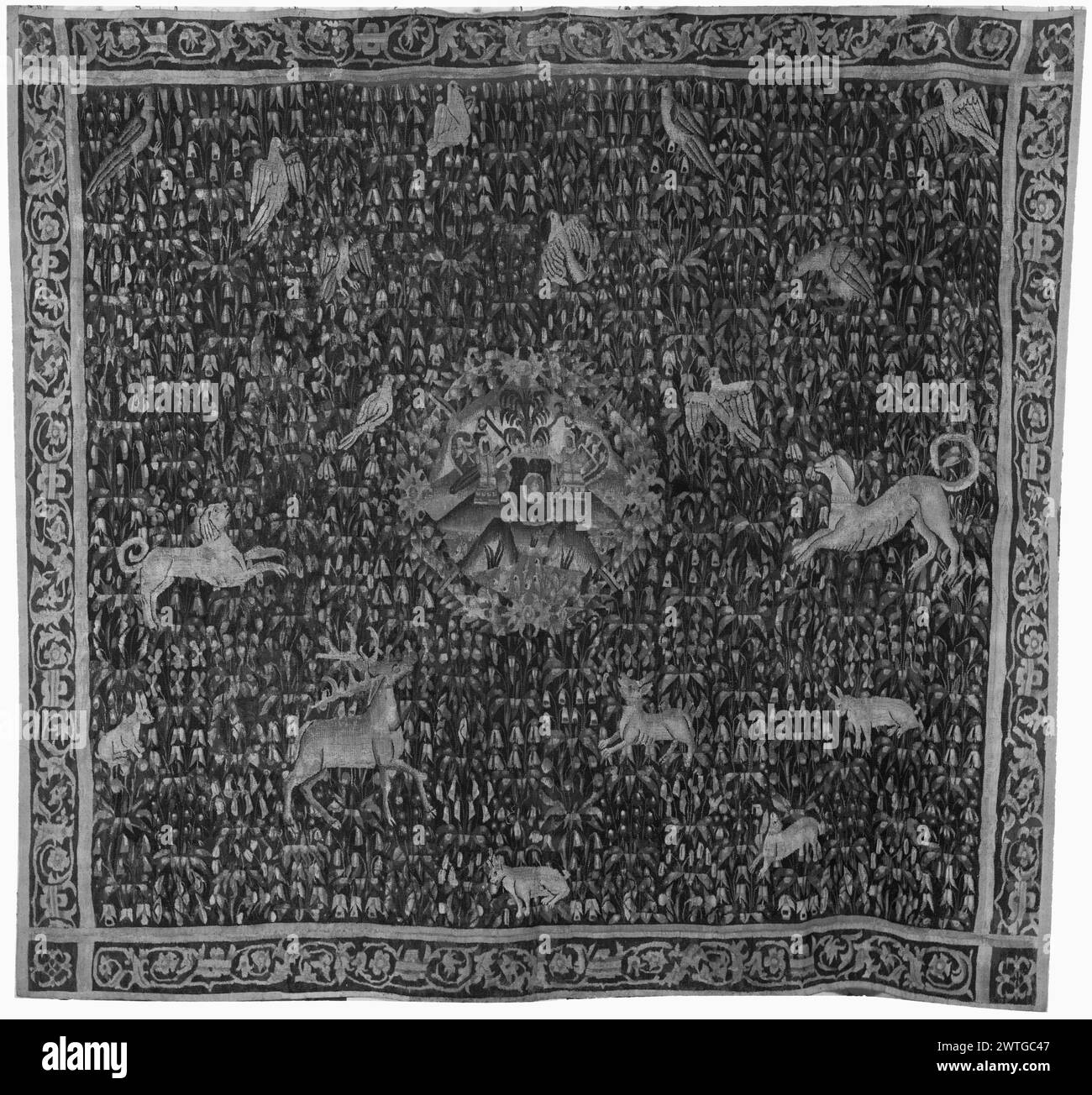 Millefleurs-Boden mit Wappenmedaillon und Tieren. Unbekannt ca. 1520 Gobelin Abmessungen: H 7'8' x B 8'6' Gobelin Materialien/Techniken: Unbekannt Kultur: Southern Netherlands Weaving Center: Unbekannt Besitz Geschichte: Joseph E. Widener Coll., Philadelphia. French & Co., erworben von Samuel T. Freeman & Co. (Johnson & Churchman Verkauf in der Freeman Gallery, Philadelphia, Nr. 676) 24.05.1945; verkauft am 18/1952 [SS 43424]. French & Co. Gekauft von Frau James B. Helme 1/1962 [auch Listen: 8.5.1962] [SS E-475]. Medaillon in der Mitte, umgeben von Hirsch, Hunden, Hasen und Vögeln (BRD), rollendes Weinmotiv Stockfoto