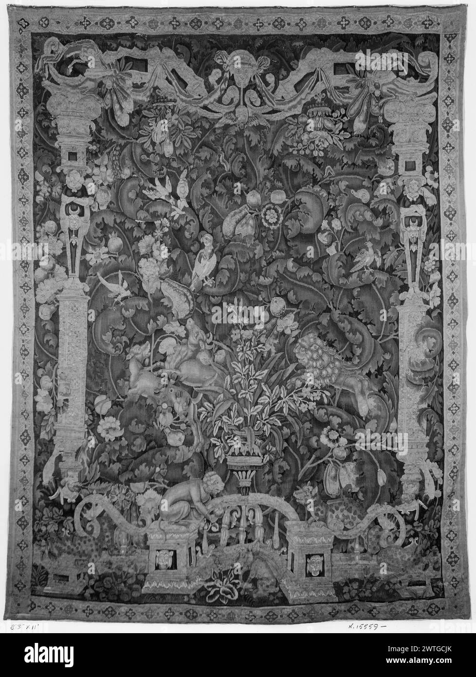 Großblättriges Proszenum-Grün mit Leoparden und Affen. Unbekannt ca. 1550-1600 Gobelin Abmessungen: H 11 x B 8'3' Gobelin Materialien/Techniken: Unbekannt Kultur: Flämisches Weberzentrum: Unbekannt Besitz Geschichte: French & Co. Erhalten von Arnold Seligmann, Rey & Co., Inc., in Rechnung gestellt am 1.1930; zurückgesendet von der Konsignation 30.1931. Proscenium mit Vordergrundgeländer mit zentraler Urne und grotesken Seitensäulen, die das Gesims stützen; Affen und Leoparden stehen sich auf der Balustrade gegenüber; hinter der Balustrade grünes Grün aus rollenden Akanthus-ähnlichen Blättern und blühenden Pflanzen, die von Löwen bewohnt werden, die Animaten jagen Stockfoto