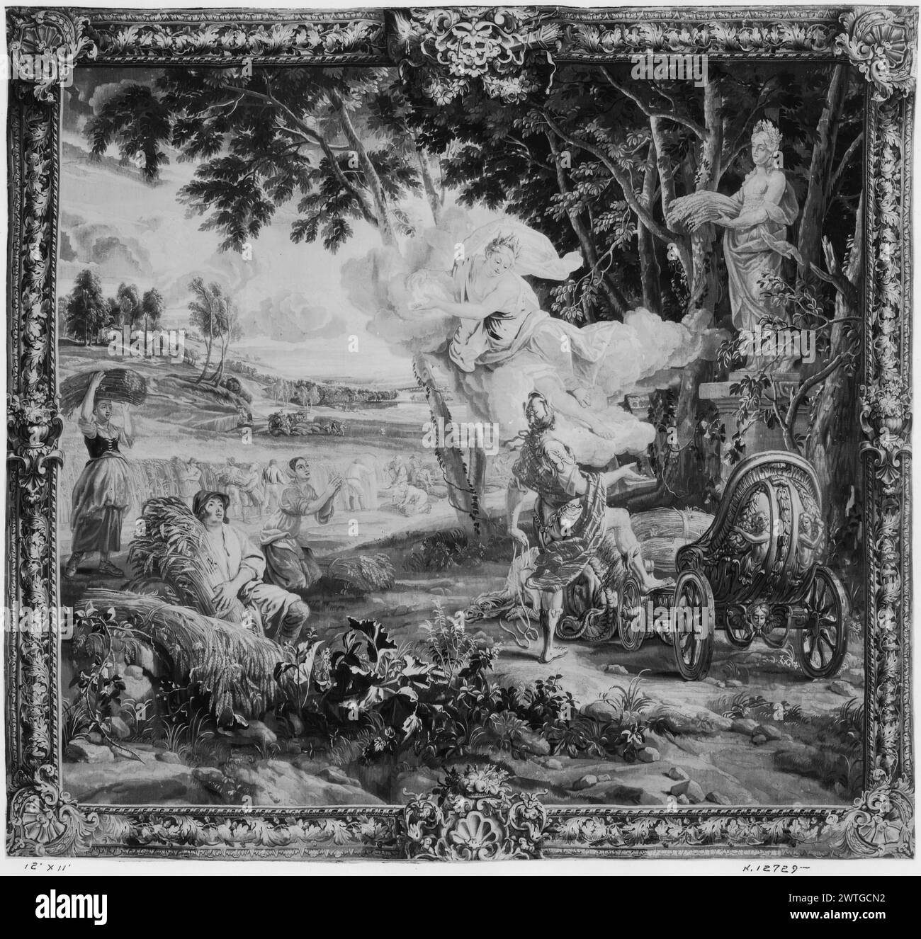 Ceres besucht die Ernte in der Nähe ihres Altars. Unbekannt ca. 1700-1725 Gobelin Abmessungen: H 11 x B 12 cm Gobelin Materialien/Techniken: Unbekannt Kultur: Flämisches Weberzentrum: Brüssel Besitzgeschichte: Französisch & Co. Menschen, die Getreide ernten (L & Mittelgrund); männliche Figur mit Drachen gezogenem Wagen und Kornscheiben (R) blickt in Wolken über ihm auf Ceres zu; Statue von Ceres, die Korngarbe hält (R) (BRD) Bilderrahmen mit Akanthusblattverzierung; (UPR BRD) Ornament mit Fackel und Pfeilköcher; (L & R BRD) Halterungen für Töpfe mit Blumen in der Mitte; (LWR BRD) Ornament mit Muschel Stockfoto