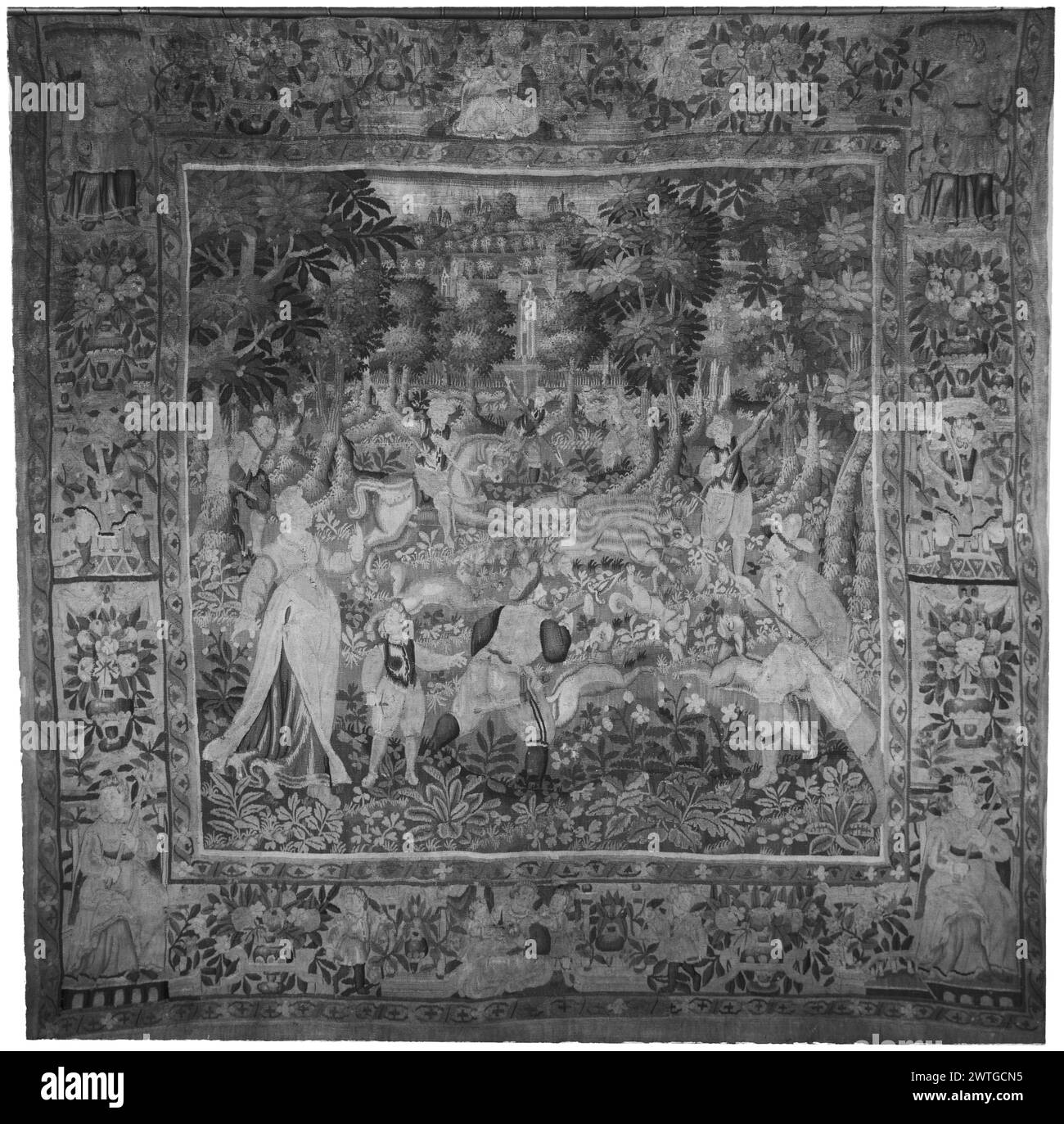 Wildpark mit Wildschwein. Unbekannt ca. 1575-1625 Gobelin Abmessungen: H 8'8' x B 8'8' Gobelin Materialien/Techniken: Unbekannt Kultur: Flämisches Weberzentrum: Unbekannt Besitz Geschichte: Französisch & Co. [Zurück an Besitzer 10.3.1953]. Im Wildpark können Jäger, einige auf Pferden, Wildschweine mit Speeren und Jagdhunden verfolgen. Jägerinnen blasen Jagdhorn (BRD) Bündel und Vasen mit Blumen und Früchten, durchsetzt mit stehenden und sitzenden männlichen und weiblichen Figuren auf jeder Seite und in jeder Ecke kein französisches & Co.-Lagerblatt im Archiv, keine Best.-Nr. Stockfoto