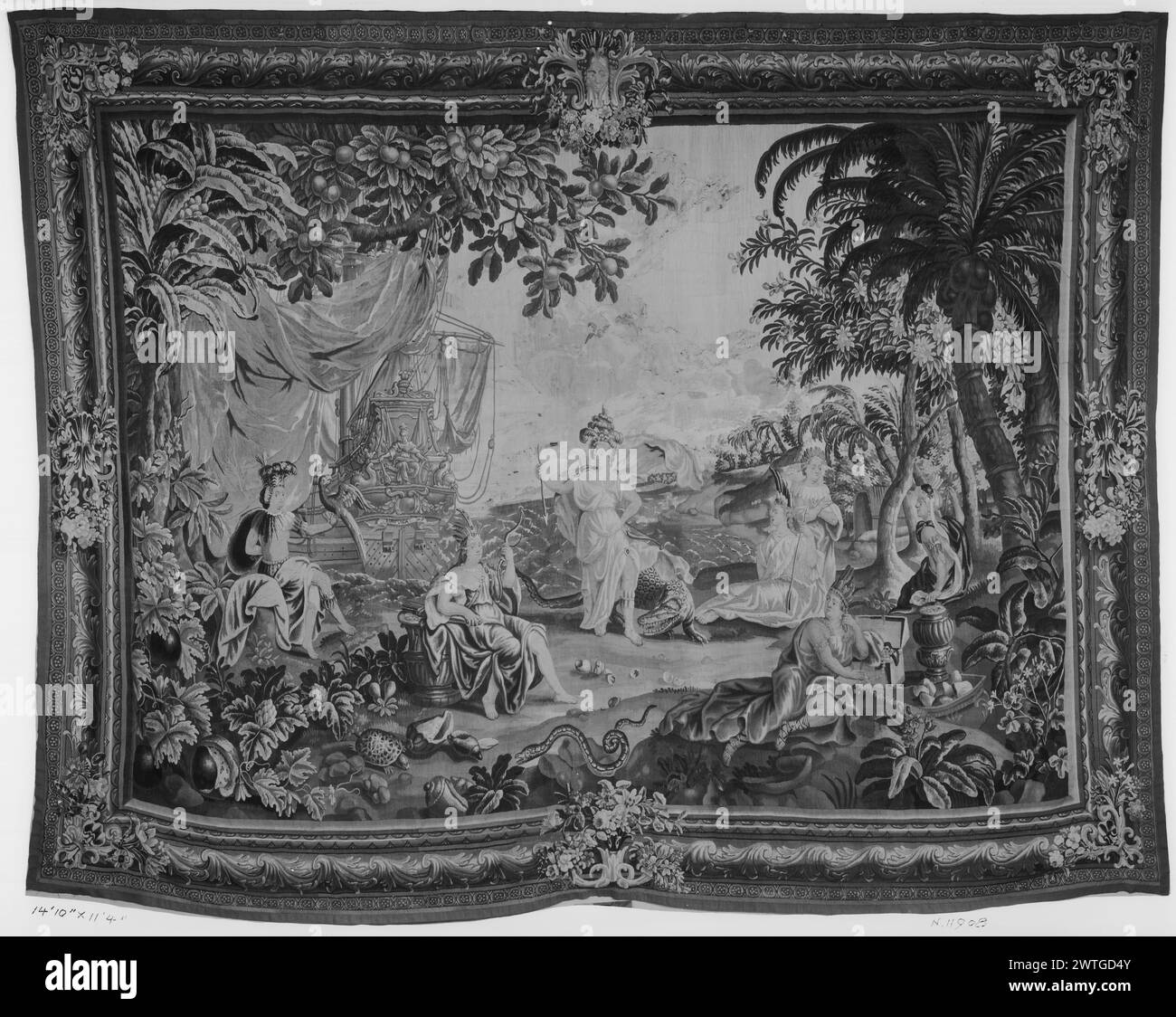 Amerika. Schoor, Lodewijk van (Flämisch, 1666-1726) (Autor von Design, Figuren) [Maler] Spierincx, Pieter (Flämisch, ACT.1614-1647) (Autor von Design, Landschaftswerkstatt) [Maler Weber] ca. 1700-1730 Gobelin Abmessungen: H 11'4' x B 14'10' 10' Gobelin Materialien/Techniken: Unbekannt Kultur: Flämisches Weberzentrum: Unbekannt Geschichte: Französisch & Co. Inschriften: Inschrift im zentralen Feld auf dem Heck des Schiffes: FORTUNA Personifikation Amerikas mit Pfeil, Bogen und Köcher, Kopfschmuck und Alligator (Mitte, Mittelgrund), umgeben von anderen weiblichen Figuren mit Federkissen Stockfoto