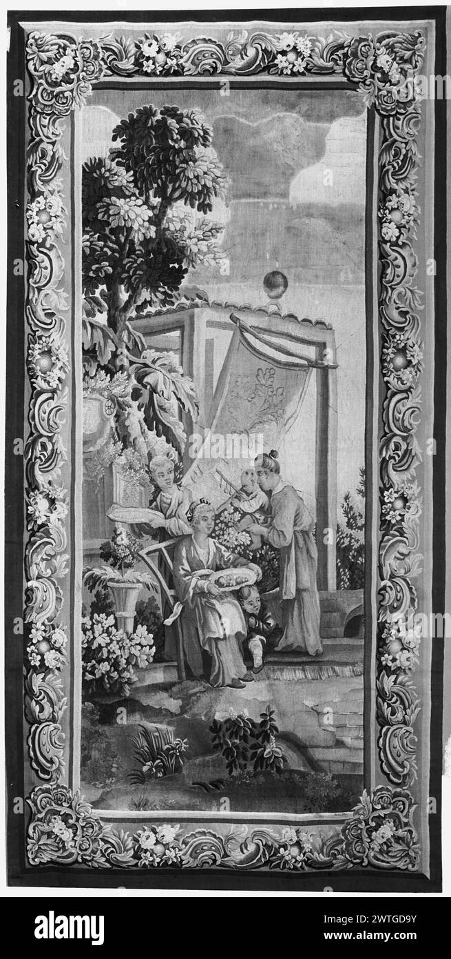 Frauen und Kinder im Garten. Boucher, Francois (Französisch, 1703-1770) (entworfen nach) [Maler] Dumons, Jean-Joseph (Französisch, 1687-1779) (Autor des Designs, nach Boucher) [Maler] ca. 1750-1780 Gobelin Abmessungen: H 9'5' x B 5'4' Gobelin Materialien/Techniken: Unbekannt Kultur: Französisches Weberzentrum: Aubusson Besitz Geschichte: Französisch & Co. Chinesische Frau, die Kind hält, steht über sitzender Dame mit Obstkorb und Kind an der Seite, neben einer zusätzlichen Figurenschale, in der Landschaft; Tuch mit dekorativem Motiv, an dem eine offene Struktur im Hintergrund (BRD) mit Blume hängt Stockfoto