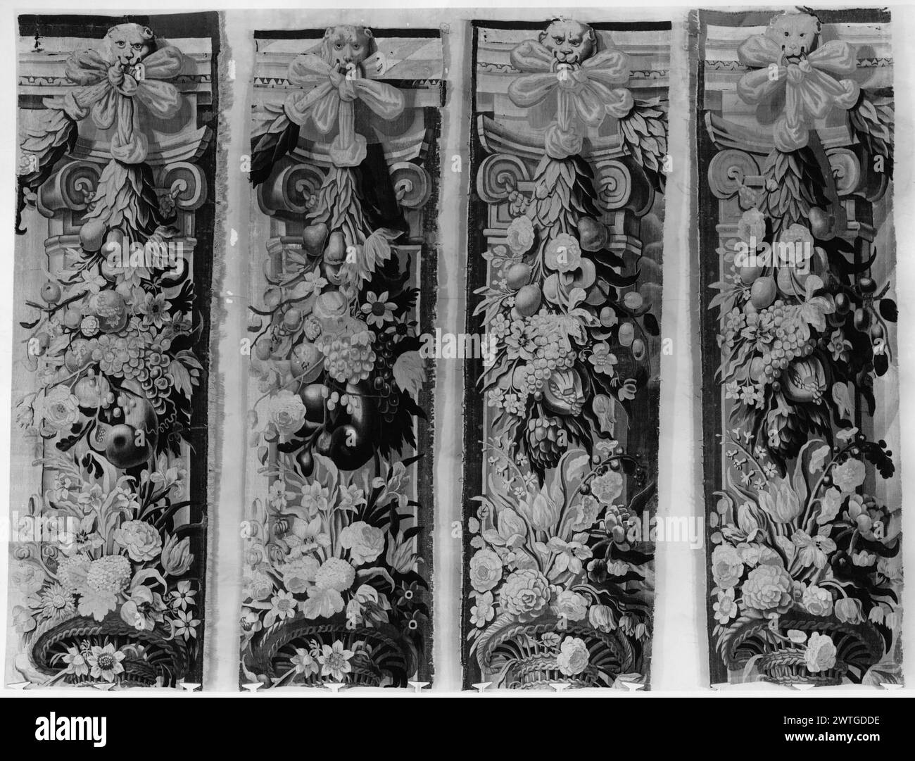 Randfragmente. Unbekannt ca. 1675-1725 Gobelin Abmessungen: H 8' x B 2'5' Gobelin Materialien/Techniken: Unbekannt Kultur: Flämisches Weberzentrum: Brüssel Besitz Geschichte: Französisch & Co. Erhalten von Leone Ricci 3/1958; zurückgegeben am 13.05.1960. An Säulen hängen Blumen- und Obstgirlanden, die oben mit Bändern an kleinen Löwenmasken gebunden sind (oben); Blumenkorb (unten) 4 Abschnitte der oberen Seitenränder von 2 Wandteppichen derselben Serie. French & Co. Stock Sheet im Archiv, 58767-a-b-c-d-x Stockfoto