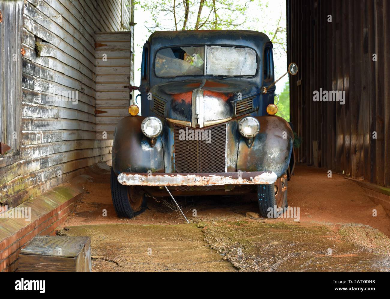 Ein alter verprügelter Truck in der verwitterten Scheune in Ga Stockfoto