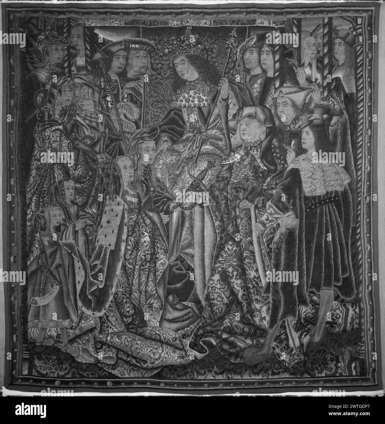 Thront König mit Höflingen. Unbekannt ca. 1500-1510 Gobelin Abmessungen: H 7'8' x B 7' Gobelin Materialien/Techniken: Unbekannt Kultur: Southern Netherlands Weaving Center: Unbekannt Besitz Geschichte: Französisch & Co. Gekauft von Parke-Bernet Galeries (Mrs. Leon Schinasi Verkauf) 11.03.1944. König thront vor Brokattafel, umgeben von Höflingen, von denen einer den Griff des Schwertes aushält; Szene eingerahmt von schmalen Kolonetten (BRD) schmales Band mit Cabochon-Schmuckstücken Fragment von Wandteppichen; schmale 'Grenze' ist wahrscheinlich modern. Möglicherweise in Brüssel gewebt. Kein Stock Sheet von French & Co. Im Archiv, Stockfoto