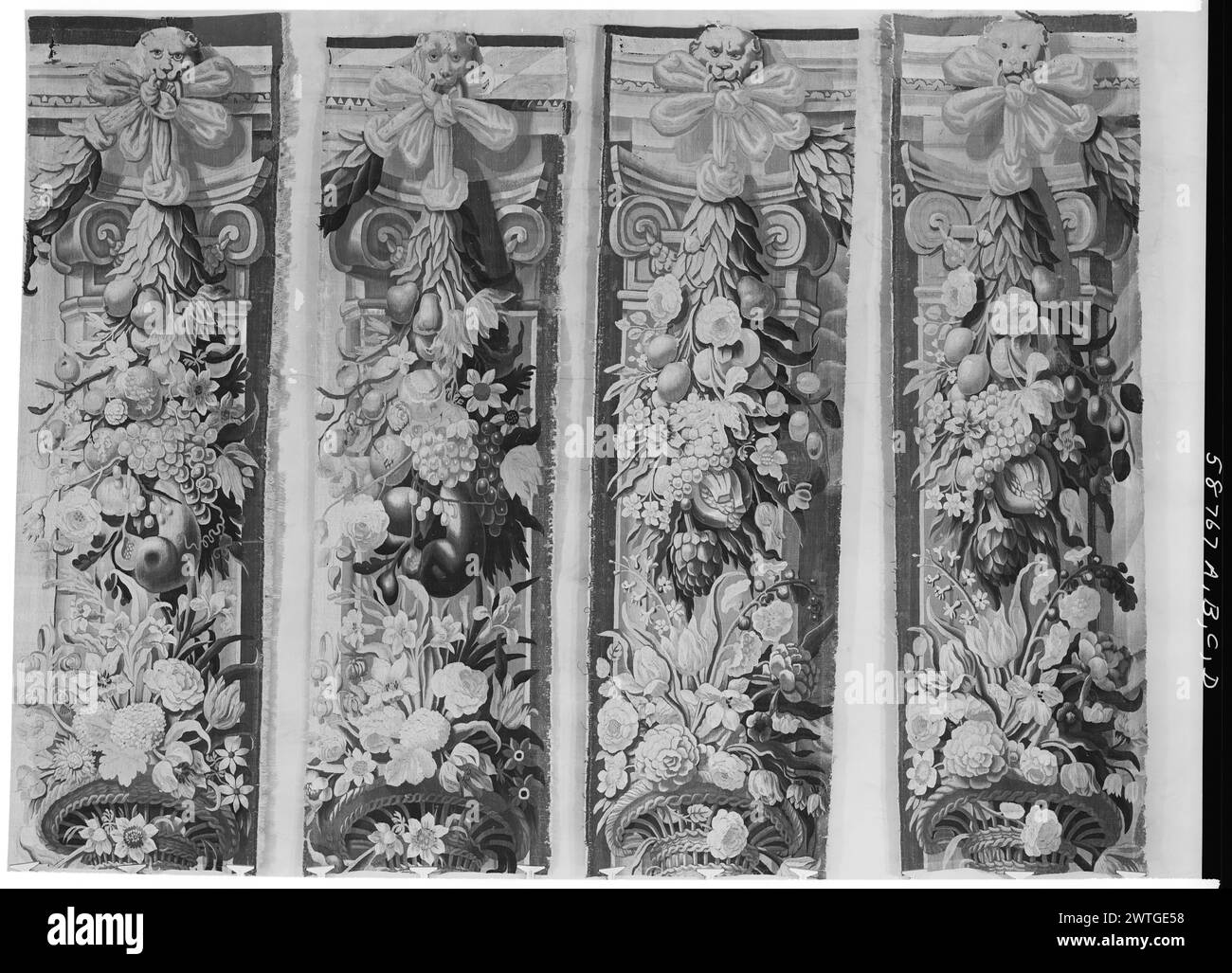 Randfragmente. Unbekannt ca. 1675-1725 Gobelin Abmessungen: H 8' x B 2'5' Gobelin Materialien/Techniken: Unbekannt Kultur: Flämisches Weberzentrum: Brüssel Besitz Geschichte: Französisch & Co. Erhalten von Leone Ricci 3/1958; zurückgegeben am 13.05.1960. An Säulen hängen Blumen- und Obstgirlanden, die oben mit Bändern an kleinen Löwenmasken gebunden sind (oben); Blumenkorb (unten) 4 Abschnitte der oberen Seitenränder von 2 Wandteppichen derselben Serie. French & Co. Stock Sheet im Archiv, 58767-a-b-c-d-x Stockfoto