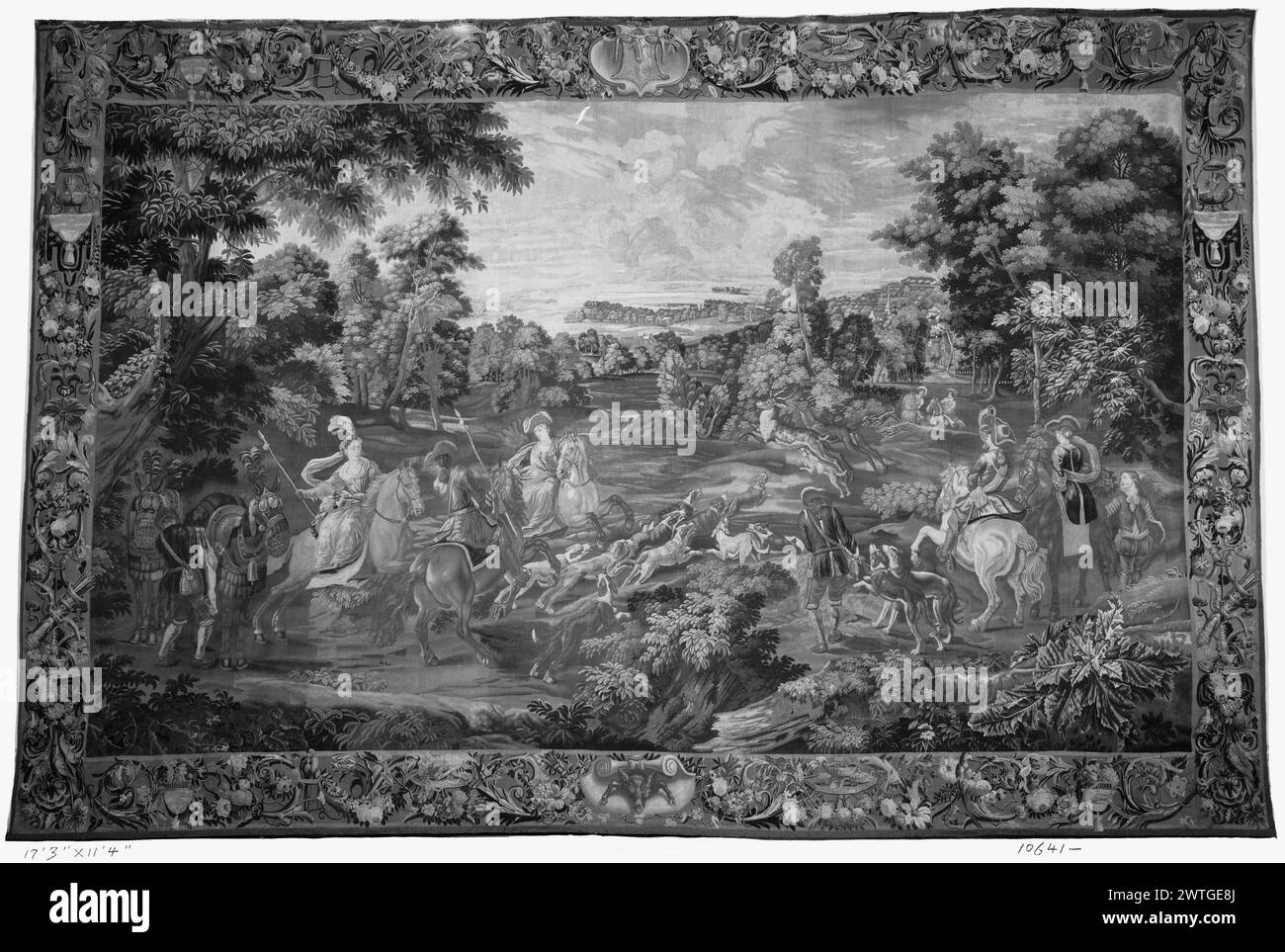 Landschaft mit Ladies und Gentlemen auf Hirschjagd. Unbekannt ca. 1700-1730 Gobelin Abmessungen: H 11'4' x B 17'3' Gobelin Materialien/Techniken: Unbekannt Kultur: Flämisches Weberzentrum: Brüssel Besitzgeschichte: Potsdam, Königliche Coll. French & Co. Gekauft von H.B. Jacobs 2/7/1927; verkauft an Monbuse [Monbusc ?] Inc. 10.1959; Versand an anders Jahre 11.4.1959. Meine Damen und Herren auf der Jagd, Hunde jagen Hirsche (BRD) Blumengirlande, hügeliges Laub durchsetzt mit Vögeln, Obstkörbe und Köcher; (UPR BRD & LWR BRD Mitte) Kartusche mit Jagdtrophäe French & Co. Stock Sheet in Bogen Stockfoto