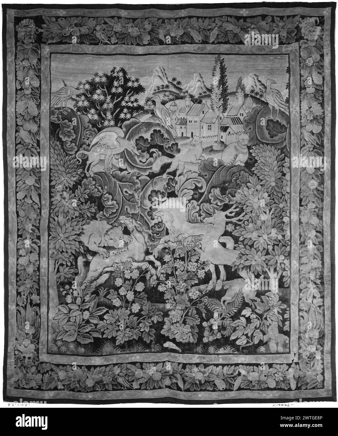 Großblatt-Grün mit geflügeltem Wolf und Löwe angreifendem Pferd. Unbekannt ca. 1600 Gobelin Abmessungen: H 10'8' x B 9'2' Gobelin Materialien/Techniken: Unbekannt Kultur: Flämisches Weberzentrum: Unbekanntes Eigentum Geschichte: French & Co. Gekauft von American Art Association, Anderson Galeries (New York), 16/1929 (?) (Benguiat Sale), fakturiert am 30.1929; verkauft an V & C. [Vigo & Charles] Sternberg 19.9.1968. Löwe angreifendes Pferd; Hirsch, geflügelter Wolf, Katze, Hund, Vogel und galoppierende Pferde leben in üppig bewachsener Landschaft mit scrollenden Akanthus-ähnlichen Blättern im Mittelgrund; Gebäude im Hintergrund (BRD) GA Stockfoto