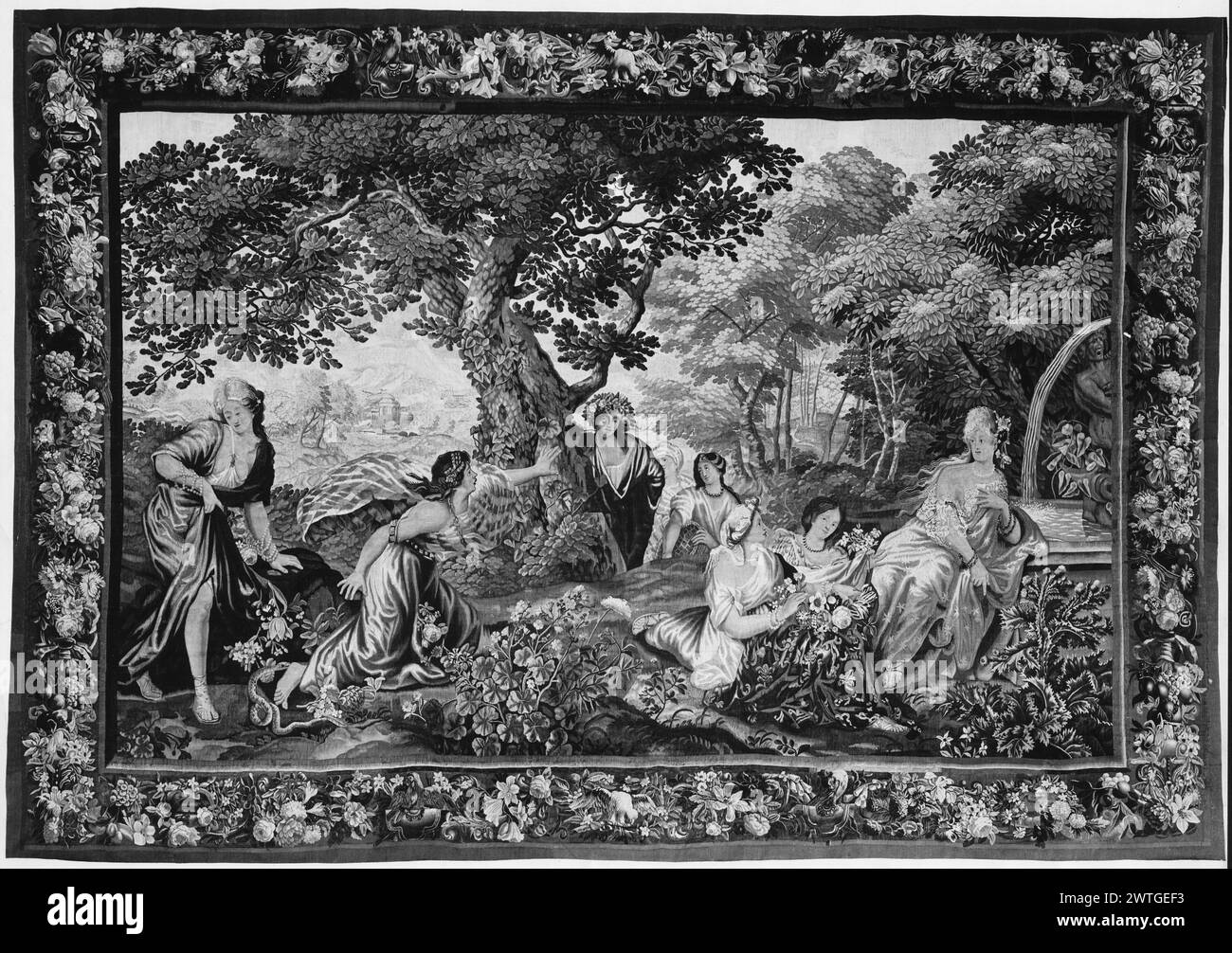 Eurydice wird auf der Flucht vor Aristaeus von einer Schlange getötet. Auwercx, Albert (Flämisch, ACT.1657-c.1700) (Werkstatt, ATR.) [weaver] ca. 1675-1700 Gobelin Materialien/Techniken: Unbekannt Kultur: Flämisches Weberzentrum: Brüssel Besitzgeschichte: Französisch & Co. Im Wald wird Eurydice, gesehen mit gestrecktem Arm, von einer Schlange auf den Fuß gebissen (L der Mitte, Vordergrund); Nymphen umgeben die zentrale Szene, einige entspannen sich neben dem Brunnen (R, Vordergrund) (BRD) Blumen- und Obstgirlanden mit Vögeln auf dekorativen Klammern. kein französisches und Co.-Blatt im Archiv, keine Best.-Nr. Delmarcel, Flämisches Tapest Stockfoto