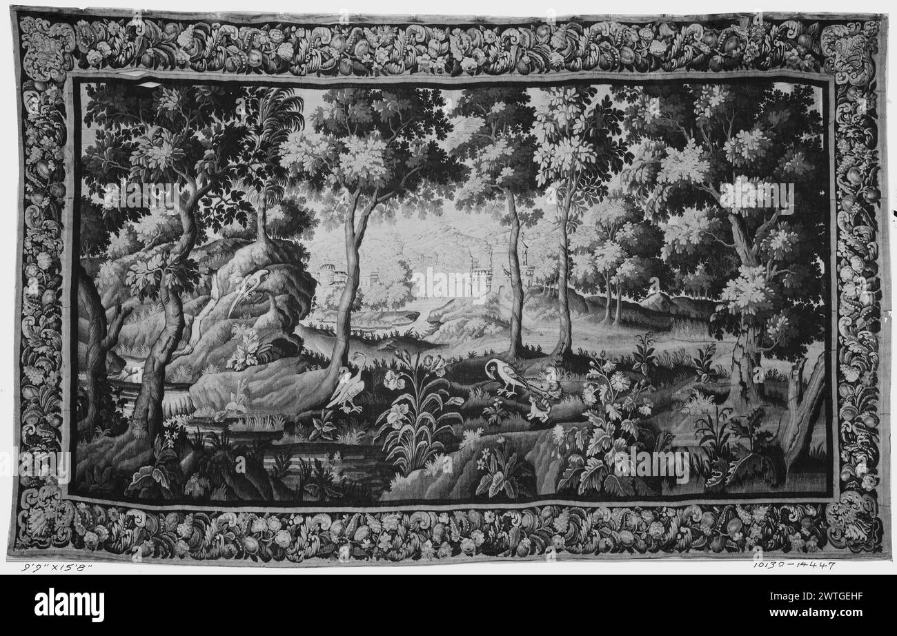 Vögel mit Fuchs. Unbekannt ca. 1680-1720 Gobelin Abmessungen: H 9'9' x B 15'8' Gobelin Materialien/Techniken: Unbekannt Kultur: French Weaving Center: Aubusson Besitz Geschichte: French & Co. Gekauft von Henry Symons, Rechnungsstellung 10.1926; verkauft an Walter J. Duncan Co. 7.1961. Schwan und Pfau mit kleinen Fuchs im Vordergrund; Fluss, der vom Hügel mit Papagei hinabläuft (L); sanfte Hügel mit Fluss und Burg im Hintergrund; zusätzliche Gebäude links & in Distanz (BRD), durchsetzt mit Blumen und Früchten, Akanthusblättern; Ecken mit Akanthusblattförmigen Klammern, die stilisierte Blätter umschließen Stockfoto