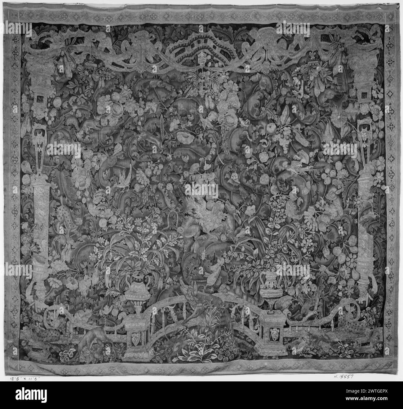 Grobblättriges Proszenum-Grün mit Eber. Unbekannt ca. 1550-1600 Gobelin Abmessungen: H 11'6' x B 12'8' Gobelin Materialien/Techniken: Unbekannt Kultur: Flämisches Weberzentrum: Unbekannt Besitz Geschichte: French & Co. Erhalten von A. Seligmann, Rey & Co., Inc., in Rechnung gestellt am 1.1930; zurückgesendet von der Konsignation 30.1931. Ausgeklügeltes Proszenum mit Vordergrundgeländer mit 2 Urnen auf Sockeln und grotesken Seitensäulen, die das Gesims stützen; zentrales Eber vor der Balustrade mit Leoparden und anderen Tieren; hinter der Balustrade grünes Grün bestehend aus rollenden Akanthus-ähnlichen Blättern und blühenden Pflanzen bewohnt Stockfoto