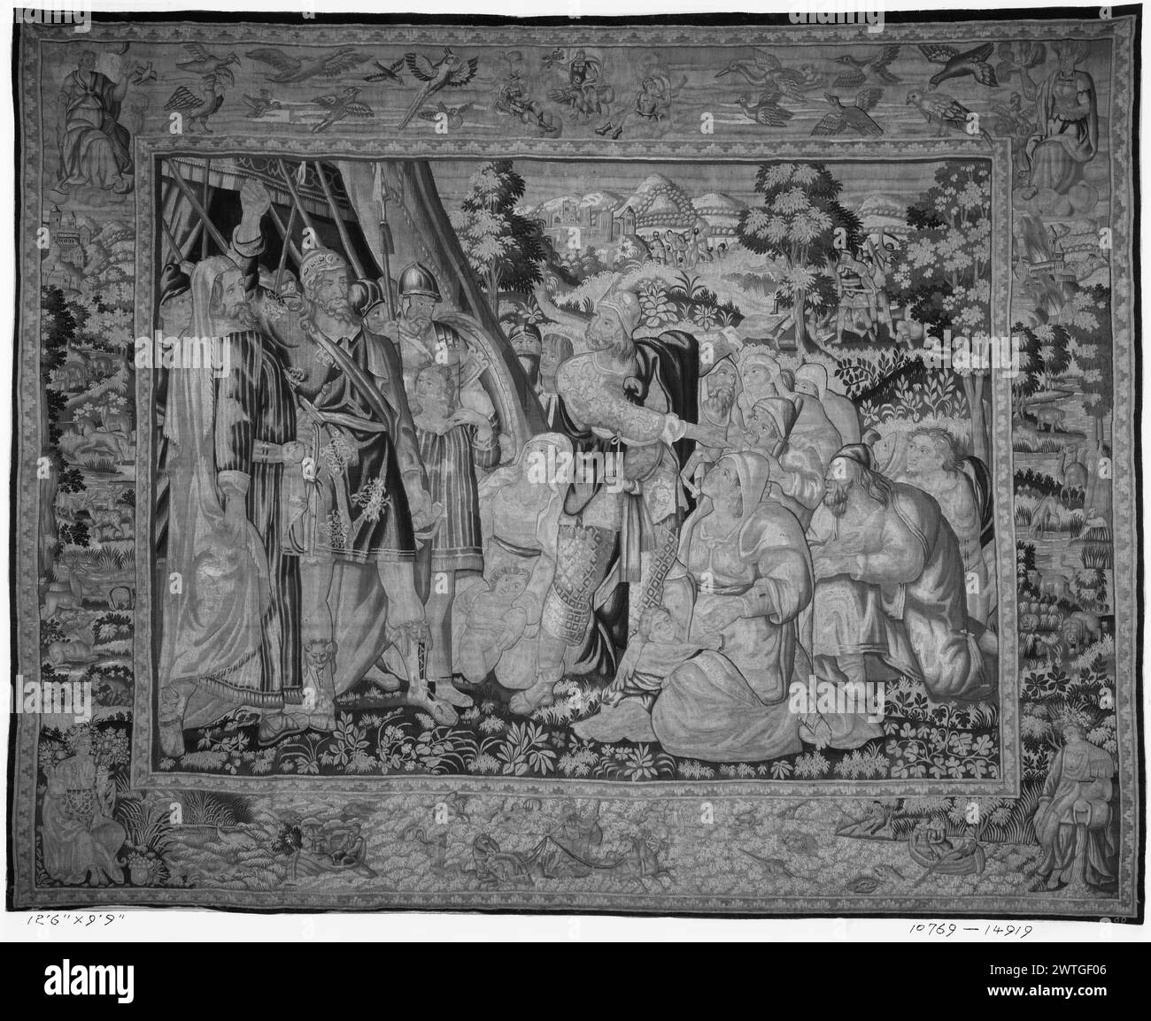 Familie von Darius vor Alexander. Unbekannt ca. 1550-1625 Gobelin Abmessungen: H 9'9' x B 12'6' Gobelin Materialien/Techniken: Unbekannt Kultur: Flämisches Weberzentrum: Unbekannt Eigentum Geschichte: Französisch & Co. Gekauft von Frau A. Stern, fakturiert am 16.03.1927; verkauft an Herrn F. Laurent 14.11.1951. Alexander mit älteren Mann und Soldaten bei der Zeltöffnung, steht vor der Familie Darius, kniend auf dem Boden; in der Landschaft (BRD) 'Schöpfungsgrenze'; (UPR BRD) verschiedene Vögel am Himmel, zentrale Szene mit Mann reitender Adler flankiert von 2 Figuren in Wolkenform; (L & R BRD) Tiere in der Landschaft, inkl. Stockfoto