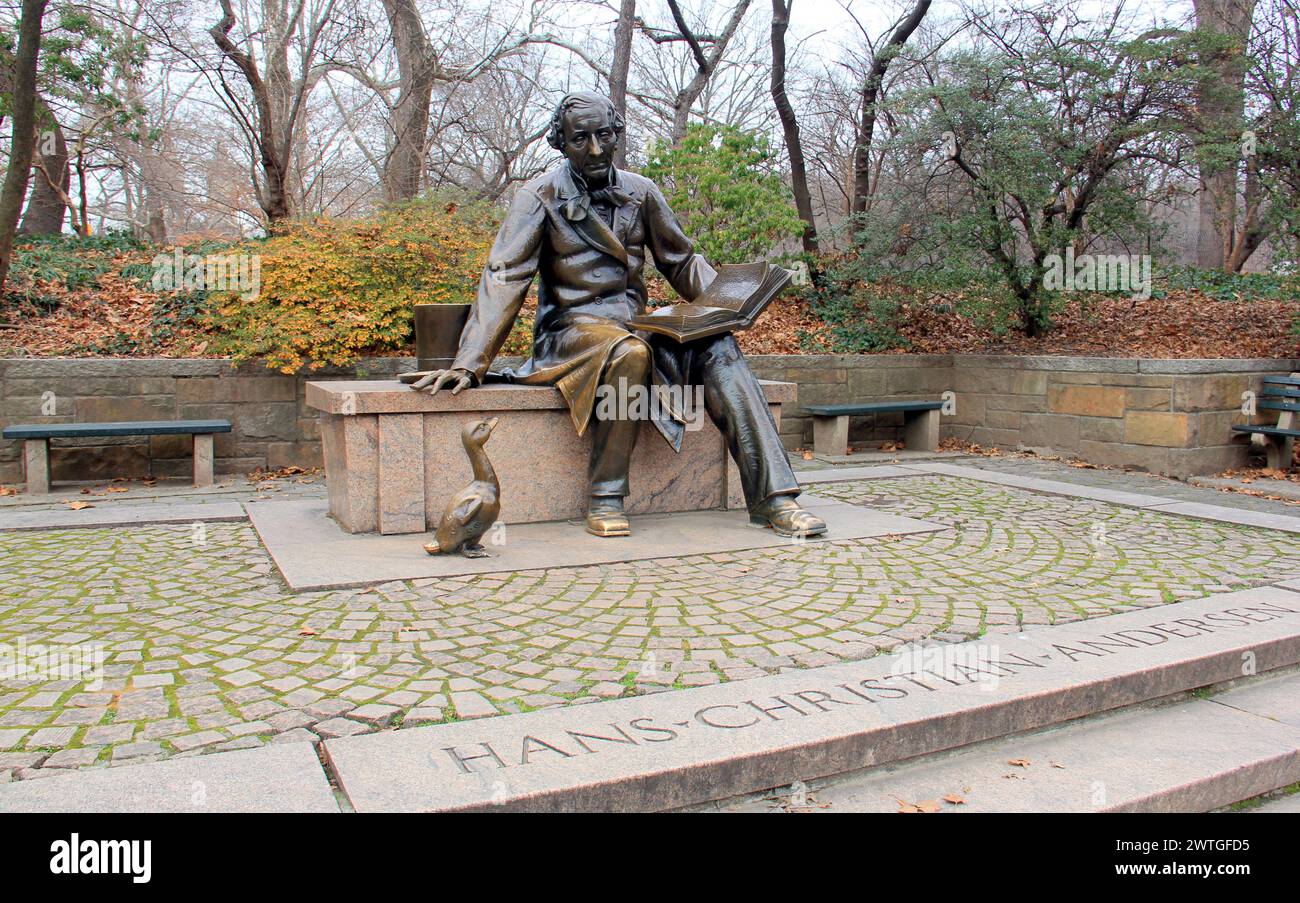 Hans-Christian-Andersen-Denkmal am westlichen Rand des Conservatory Water im Central Park, geschaffen von George Lober und installiert 1956 im Park Stockfoto