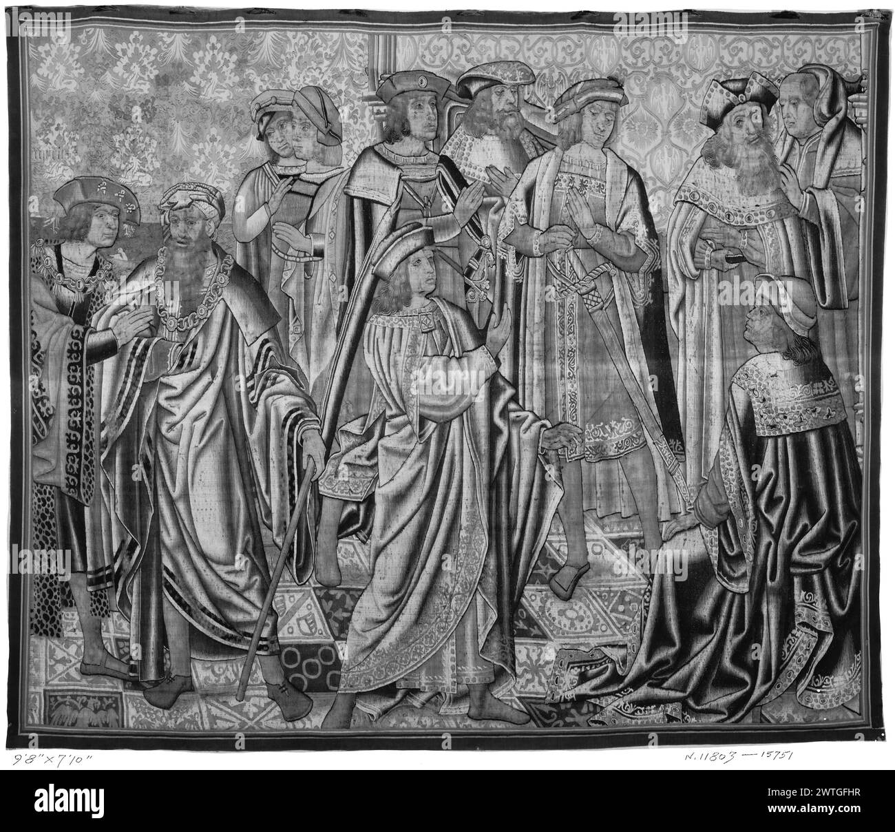 Hofszene im Innenraum mit Fliesenboden. Unbekannt ca. 1510-1520 Gobelin Abmessungen: H 7'10' x B 9'8' Gobelin Materialien/Techniken: Unbekannt Kultur: Southern Netherlands Weaving Center: Unbekannt Besitz Geschichte: Französisch & Co. Gekauft von Henry Symons, berechnet am 26.11.1927; verkauft an F. H. Hirschland 31.1927. Männliche Figuren im Innenraum mit Fliesenboden und Brokathintergrund; eine Figur hält die Grenzen des Gehpersonals verloren. Möglicherweise in Brüssel gewebt. French & Co. Stock Sheet im Archiv, 15751 Stockfoto