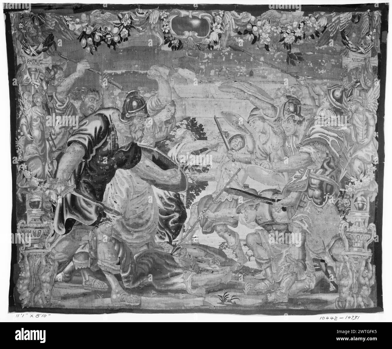 Kampfszene. Unbekannt ca. 1640 Gobelin Abmessungen: H 8'10' x B 11' Gobelin Materialien/Techniken: Unbekannt Kultur: Flämisches Weberzentrum: Unbekannt Besitz Geschichte: Französisch & Co. Gekauft von Mrs. T. E. Catlin, Rechnungsstellung 21.12.1926. Inschriften: Inschrift links, oben: PAX AVG [=PAX AUGUSTA] Inschrift: Inschrift rechts, oben: VIC AV[G] [=VICTORIA AUGUSTA] Gruppe von Soldaten und Frauen, die mit Schwertern, Speeren und Felsen kämpfen; Soldat hält Speer an der Kehle des gefallenen Soldaten (L & R BRD) Grotesken und militärische Trophäen mit verwinkelten Blumengirlanden und Vasen Stockfoto