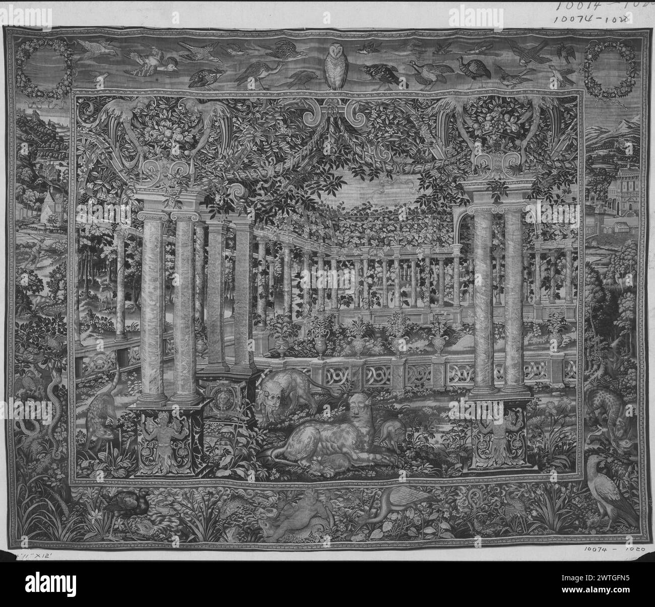 Pergola im Tierpark mit Löwen und Jungtier. Unbekannt ca. 1580 - 1600 Gobelin Abmessungen: H 12' x B 14'11' Gobelin Materialien/Techniken: Unbekannt Kultur: Flämisches Weberzentrum: Brüssel Eigentum Geschichte: French & Co. Gekauft von Lionel Harris 11.03.1915; übertragen auf Best.-Nr. 21152 [SS 10074]. French & Co. Verkauft an die Memorial Art Gallery 1/24/1931 [SS 21152]. Inschriften: Unidentifiziertes Weberzeichen auf der rechten Wache, unten Stockfoto