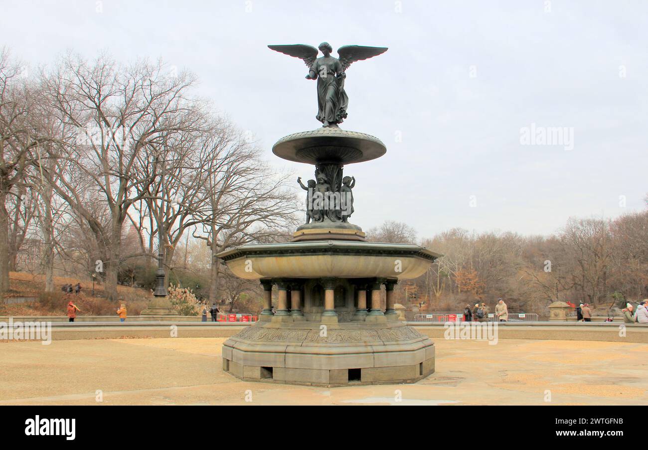 Bethesda Fountain, Detail, The Angel of the Waters Statue, im Central Park, fertiggestellt im Jahr 1873, Blick am schneefreien Winternachmittag, New York, NY, USA Stockfoto