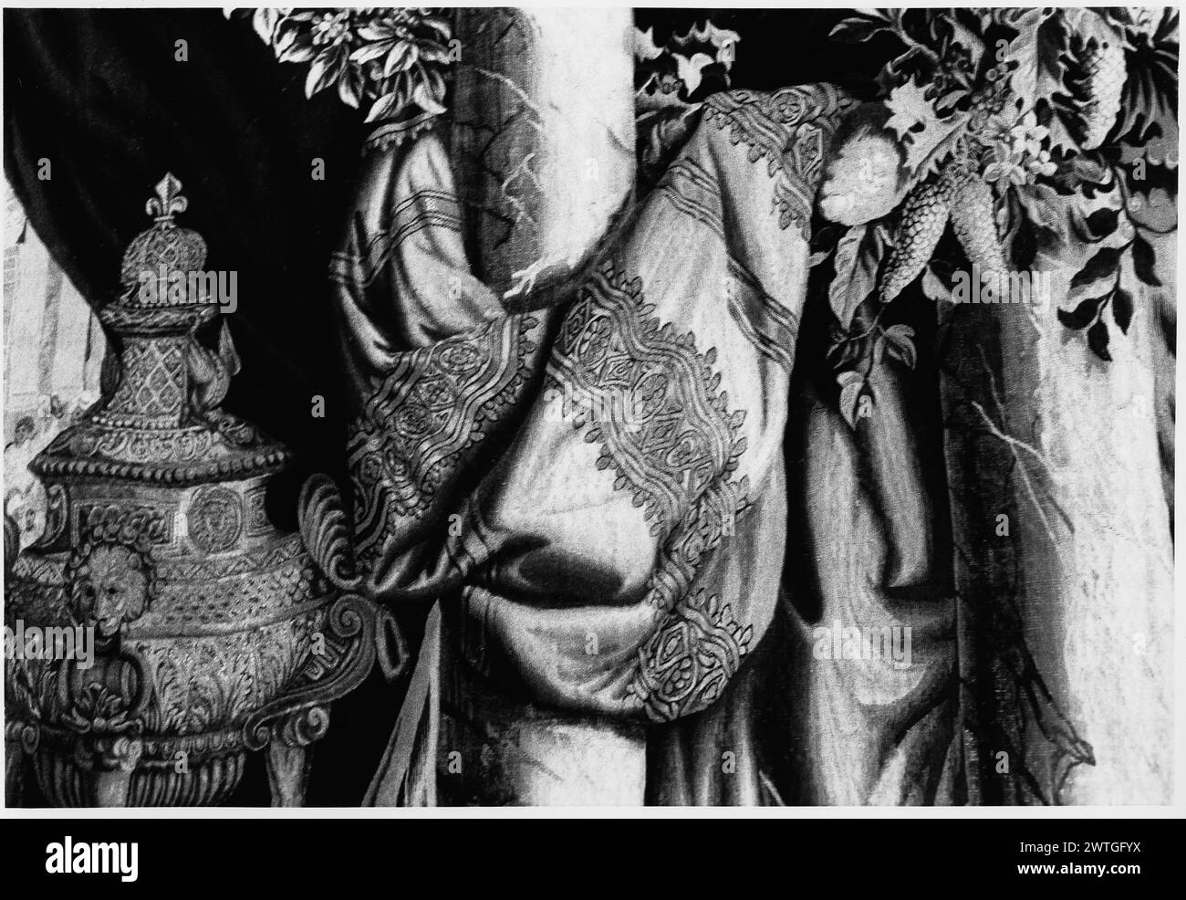 Februar. Le Brun, Charles (französisch, 1619-1690) (entworfen nach) [Maler] ca. 1680 Gobelin Materialien/Techniken: Unbekannt Kultur: Französisches Weberzentrum: Paris Besitz Geschichte: Frankreich, Pyrénées-Atlantiques, Pau, Musée national du château de Pau. König und Höflinge tanzen im Ballett, spielt im Palais-Royal, Paris; im Vordergrund Balustrade mit orientalischem Teppich und verzierten Vasen; die Kranzsäulen tragen die Balustrade, die mit dem Wappen des Königs von Frankreich zentriert ist und mit dem Medaillon von Pisces Fénaille, Gobelins 2 (1903-1923), 128-65 Göbel, Wandteppiche II:1 (1928), 130-32 verwandte Werke: Tafeln im Set: g Stockfoto