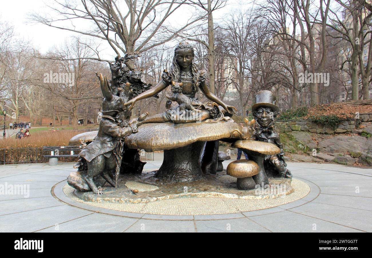 Skulpturengruppe Alice in Wonderland, von José de Creeft, im Central Park, installiert 1959, New York, New York, NY, USA Stockfoto