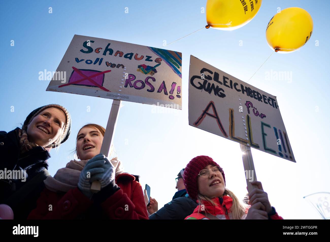 Gewerkschaftliche Demonstration zum Internationalen Frauentag in Berlin. / gewerkschaftsdemonstration zum Internationalen Frauentag in Berlin. Schnappschuss-Fotografie/K.M.Krause *** gewerkschaftsdemonstration zum Internationalen Frauentag in Berlin Gewerkschaftsdemonstration zum Internationalen Frauentag in Berlin Schnappschuss-Fotografie K M Krause Stockfoto