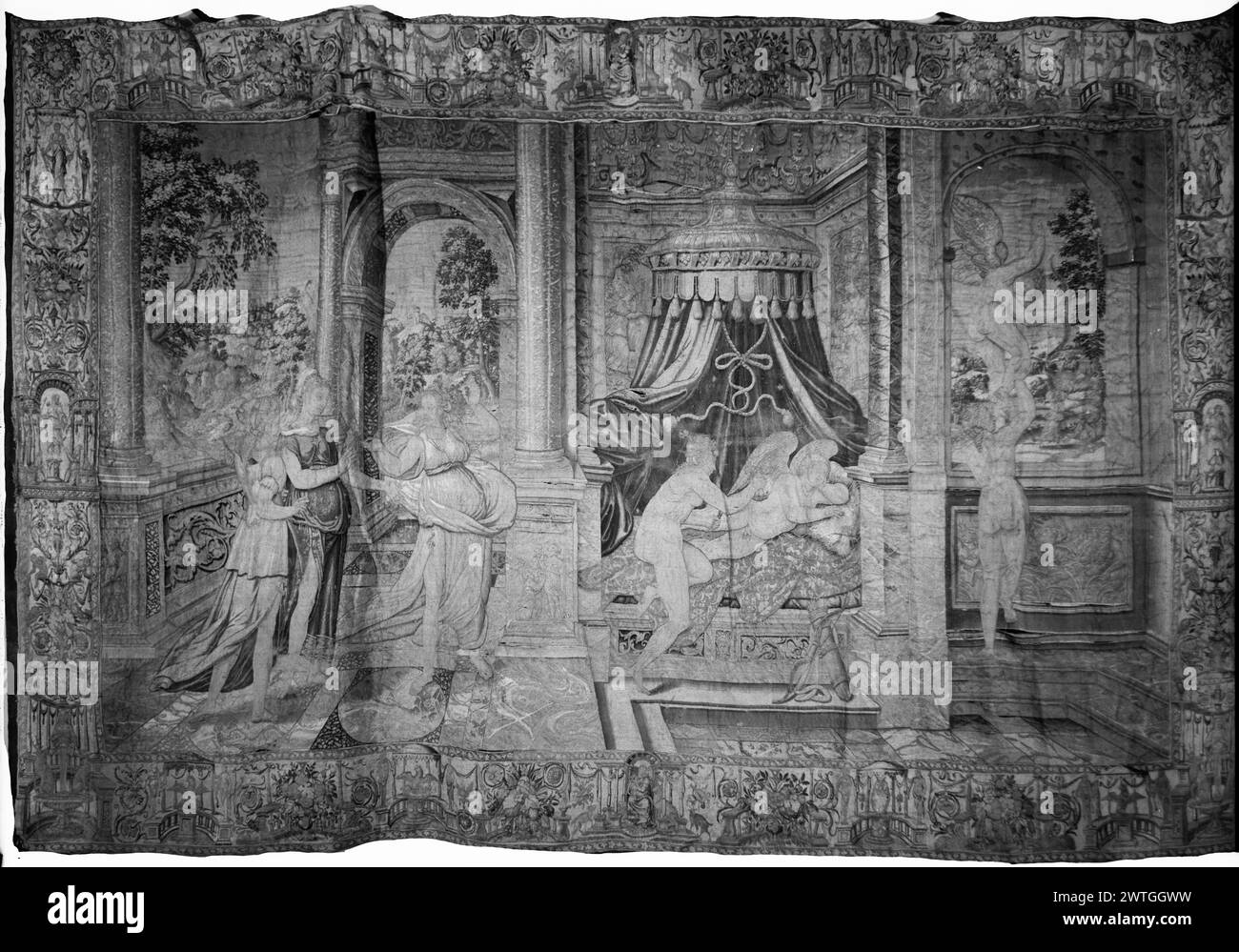 Die Psyche schaut sich Sleeping Cupid an. Castello, Giovanni Battista (italienisch, 1509-1569) (Autor des Designs) [Maler] ca. 1560-1570 Gobelin Abmessungen: H 12'7' x B 19'5' Gobelin Materialien/Techniken: Unbekannt Kultur: Flämisches Weberzentrum: Brüsseler Besitz Geschichte: Französisch & Co. Corcoran Gallery, Washington, D. C. Dépôt des Monuments Historiques, Frankreich, gekauft 1970. Frankreich, Deux-Sèvres, Oiron, Château d'Oiron. Verwandte Arbeiten: Panels im Set: GCPA 0238718-0238721 Stockfoto