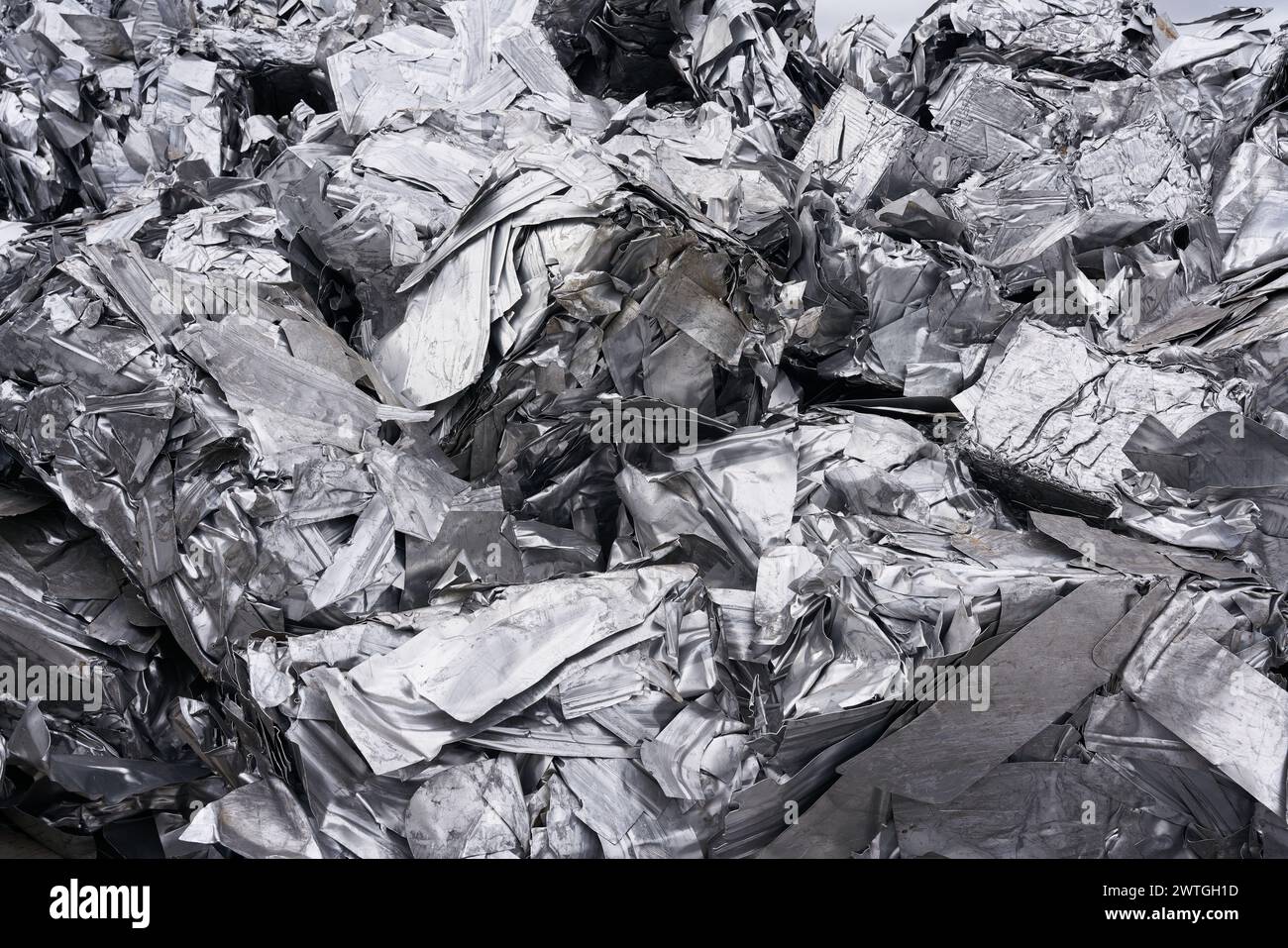 Pressschrott als Rohstoff zum Abschmelzen auf einer Schrottanlage im Hafen Magdeburg in Deutschland Stockfoto