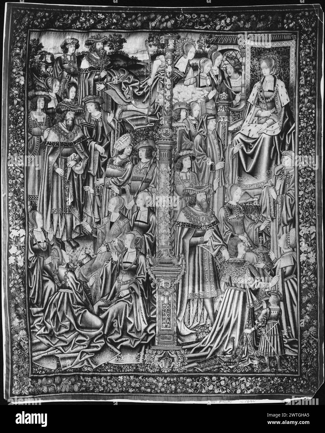 Dido empfing Aeneas, während Venus (Aphrodite) über der Wolke den Vorsitz innehatte. Unbekannt ca. 1515-1520 Wandteppich Abmessungen: H 12'10' x B 16'4' Wandteppich Materialien/Techniken: Unbekannt Kultur: Südholland Besitz Geschichte: French & Co. Gekauft von Morgan Coll. Wandteppiche (von Knole Coll.) 15.1916; verkauft an W. H. Smith 1/1920 [SS 7031]. French & Co. Erhalten von W. Hickle Smith, in Rechnung gestellt am 20.02.1932; „B“ zurückgegeben am 16/1940 [SS 17528]. Vereinigte Staaten, New York, New York, Pierpont Morgan Library. Die Mittelsäule teilt die Szene in zwei Hälften; Aeneas geht von einem kleinen Schiff aus, er hält ein Zepter (L, oben); Stockfoto