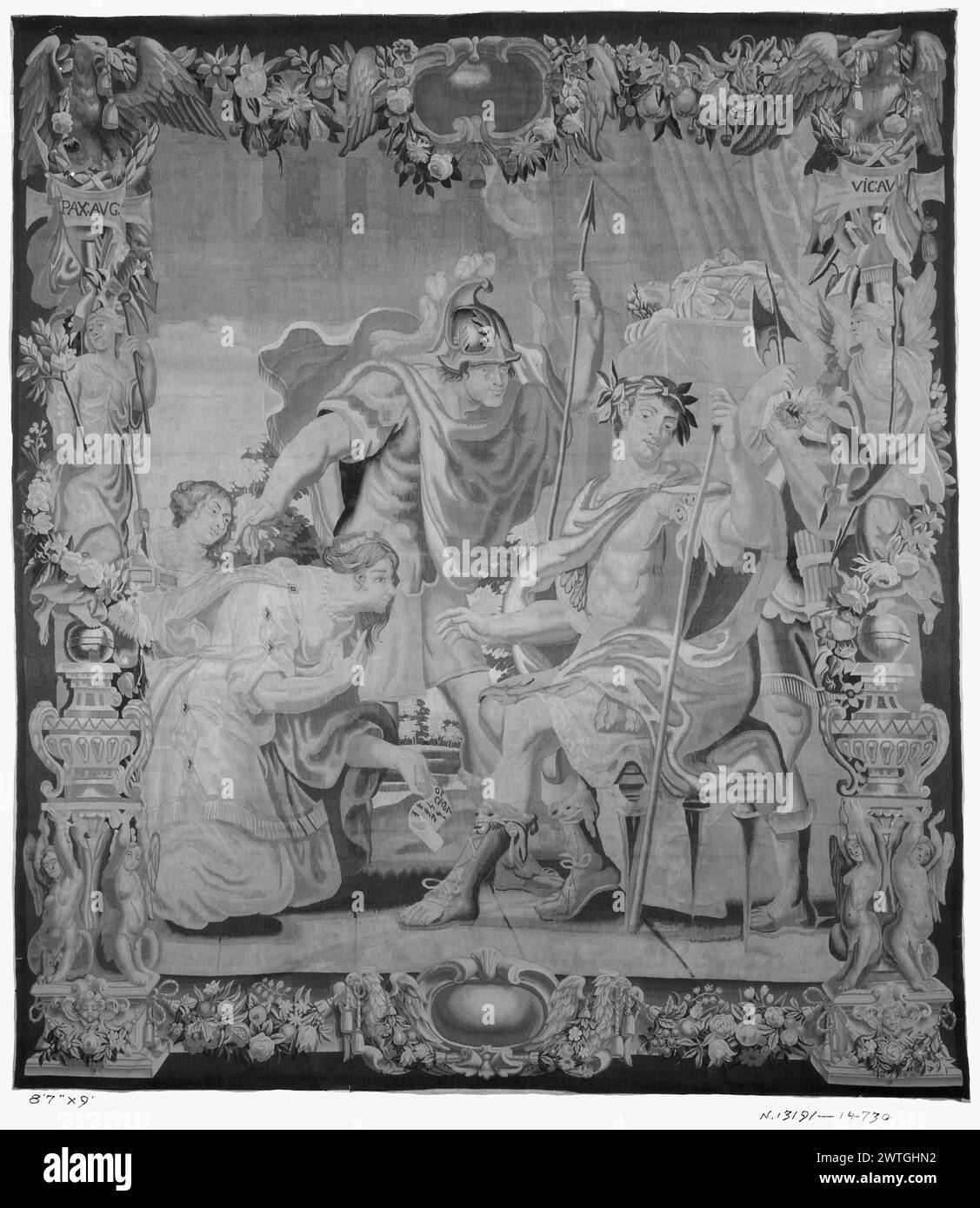 Augustus tritt die Nachfolge von Cäsar an. Unbekannt ca. 1640 Gobelin Abmessungen: H 9 x B 8'7' Gobelin Materialien/Techniken: Unbekannt Kultur: Flämisches Weberzentrum: Unbekannt Besitz Geschichte: Französisch & Co. Gekauft von Mrs. T. E. Catlin, in Rechnung gestellt, 21.12.1926. Inschriften: Inschrift in linker Grenze, oben: PAX AVG [=PAX AUGUSTA] Inschrift: Inschrift in rechter Grenze, oben: VIC AV[G] [=VICTORIA AUGUSTA] Frau mit Botschaft kniet vor dem Thron Octavian Augustus, 2 Soldaten und eine weitere Frau umgeben den Kaiser; Body of Caesar liegt in State in Background (L & R BRD) Grotesken und militärische Trophäen mit twi Stockfoto