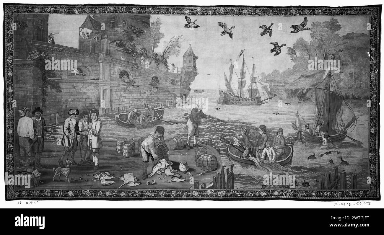 Fischkai. Teniers, David II (Flämisch, 1610-1690) (entworfen nach) [Maler] Hecke, Jan van den (Flämisch, 1620-1684) (entworfen nach) [Maler] Vanderbank, John (britisch, ACT.1689-1727) (Werkstatt) [Weber] ca. 1700-1725 Gobelin Abmessungen: H 8'3' x B 16' Gobelin Materialien/Techniken: Unbekannt Kultur: English Weaving Center: London Ownership History: French & Co. Eine Gruppe von Männern steht gegenüber dem Fischer, der einen Korb mit Fisch auf den Boden gießt; Fischer mit Netzen in kleinen Booten; Kanonenboot und Festung im Hintergrund (BRD) Blumengirlande French & Co. Stock Sheet fehlt im Archiv, 26983 Marillie Stockfoto