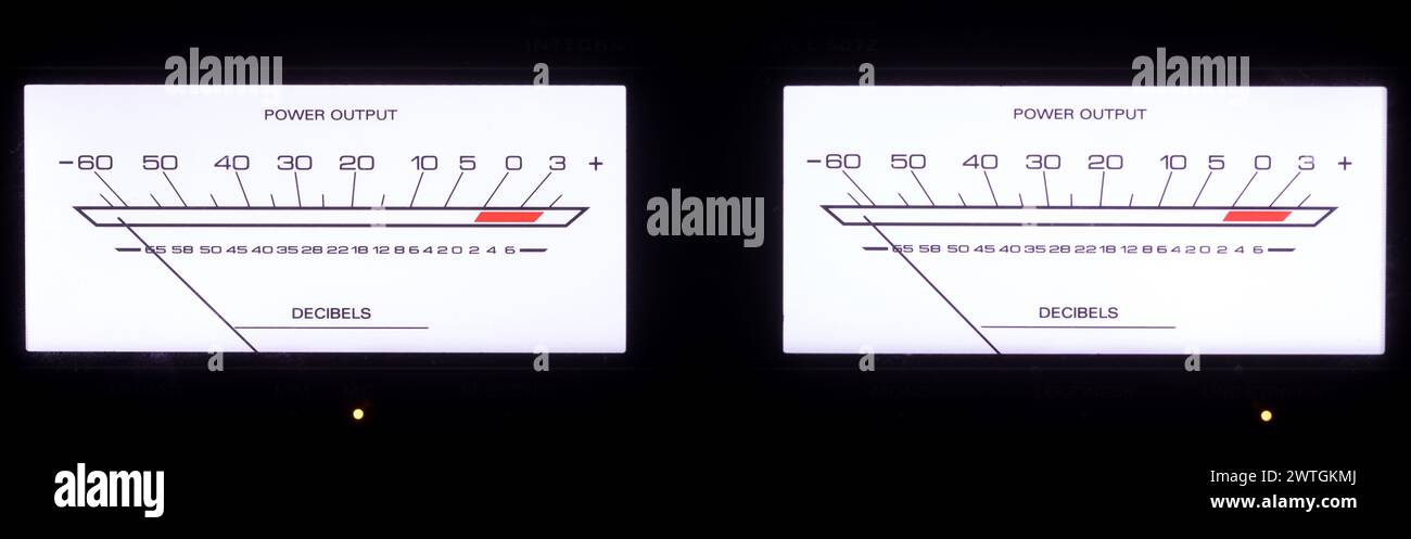 Audio Dual Power Output-Messgeräte, die im Dunkeln leuchten. Stockfoto