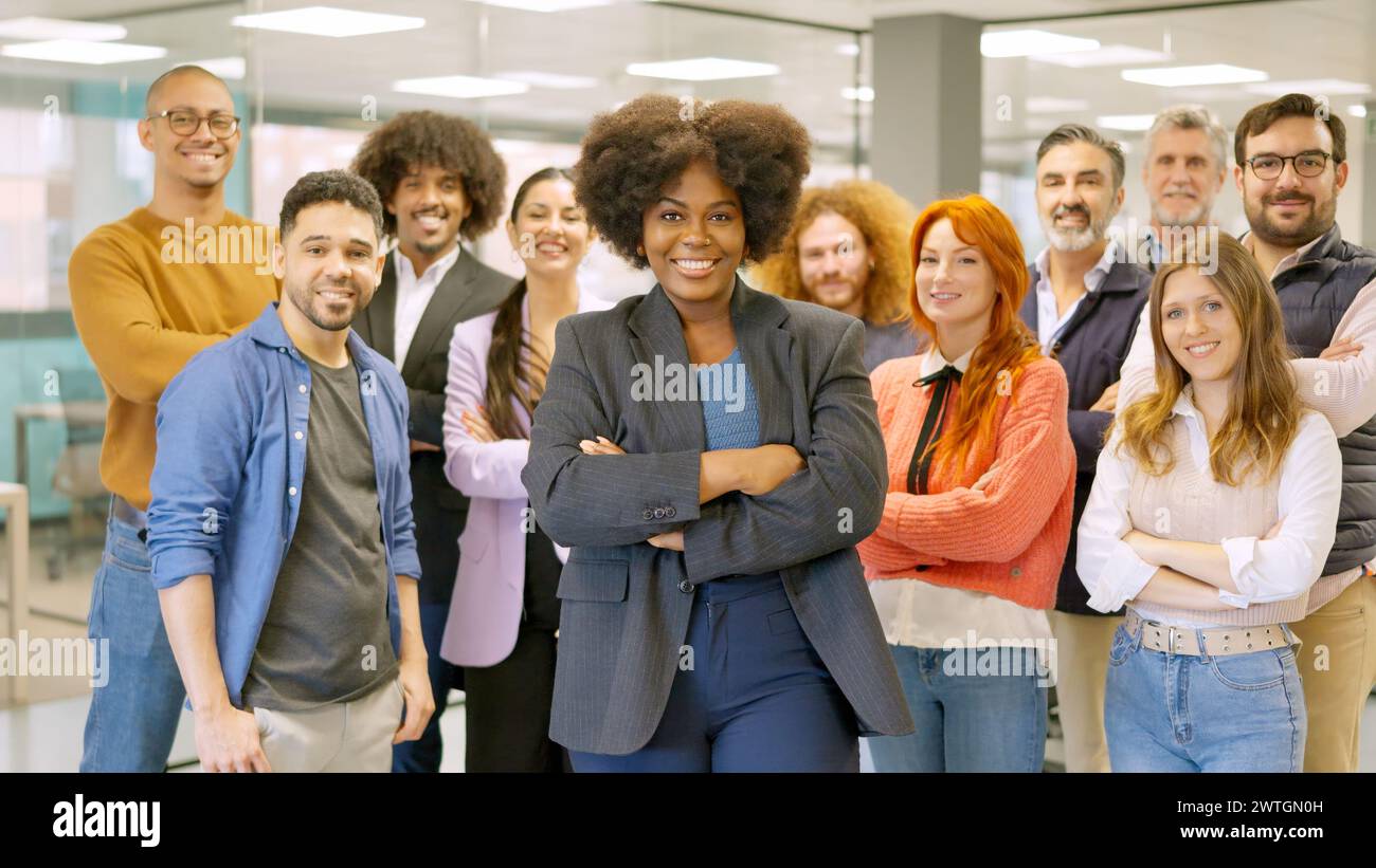 Afrikanische Chefin führt Angestellte in einem Coworking Stockfoto