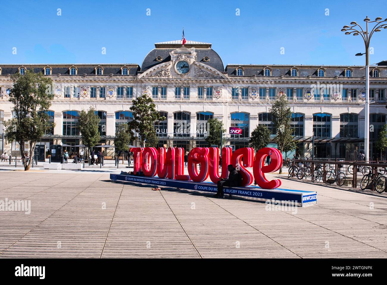 Toulouse Haute Garonne Frankreich 03.13.24 Bahnhof Matabiau. Großes Gebäude aus der Zeit mit Uhrenturm. Fußgängerzone. Rotes City-Logo. Mansarde Stockfoto