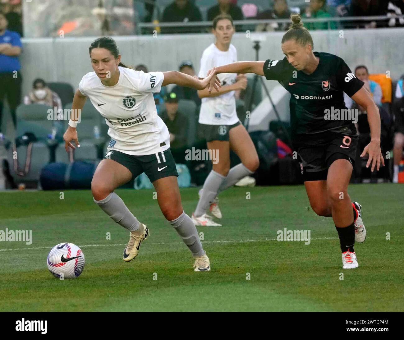 März 2024: NWSL - National Women's Soccer League - Angel City FC Mittelfeldspieler MEGGIE DOUGHTERY HOWARD und Bay FC Stürmer SCARLETT CAMBEROS vermischen sich in der ersten Spielhälfte, als Angel City FC im Heimspiel der Saison 2024 von Bay FC mit 1:0 ausschied. BOM Stadium, Los Angeles, CA, USA, März 2024. Kreditbild cr Scott Mitchell/Zuma Press (Kreditbild: © Scott Mitchell/ZUMA Press Wire) NUR REDAKTIONELLE VERWENDUNG! Nicht für kommerzielle ZWECKE! Stockfoto