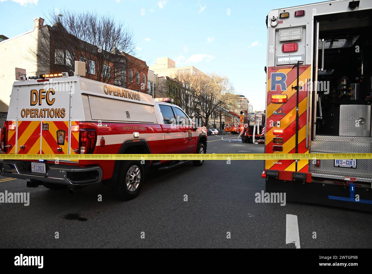 Ambulanzen und Feuerwehrfahrzeuge am Tatort, Sonntagnachmittag. Über 10 Rettungsfahrzeuge reagierten auf den Vorfall. Feuer im Block 1300 der 14th St Northwest in Washington, DC, USA am 17. März 2024. Ein Feuer war in einem Küchenrestaurant im ersten Stock und einem dreistöckigen Gebäude, das Feuer im ersten Stock wurde niedergeschlagen. Das Feuer breitete sich über die Kanäle auf das Dach aus. Das sichtbare Feuer wurde gelöscht und der Vorfall wurde unter Kontrolle gebracht. Fünf Erwachsene, die auf den Etagen über dem Restaurant wohnten, wurden vertrieben und das Rote Kreuz wurde zur Unterstützung entsandt. Stockfoto