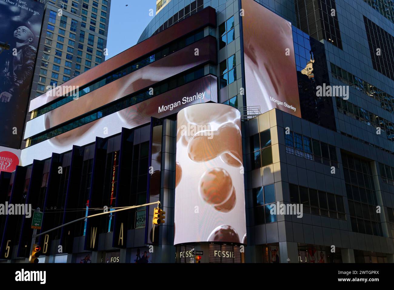Großes digitales Werbeplakat von Morgan Stanley auf einem Wolkenkratzer in Manhattan, New York City, New York, USA, Nordamerika Stockfoto