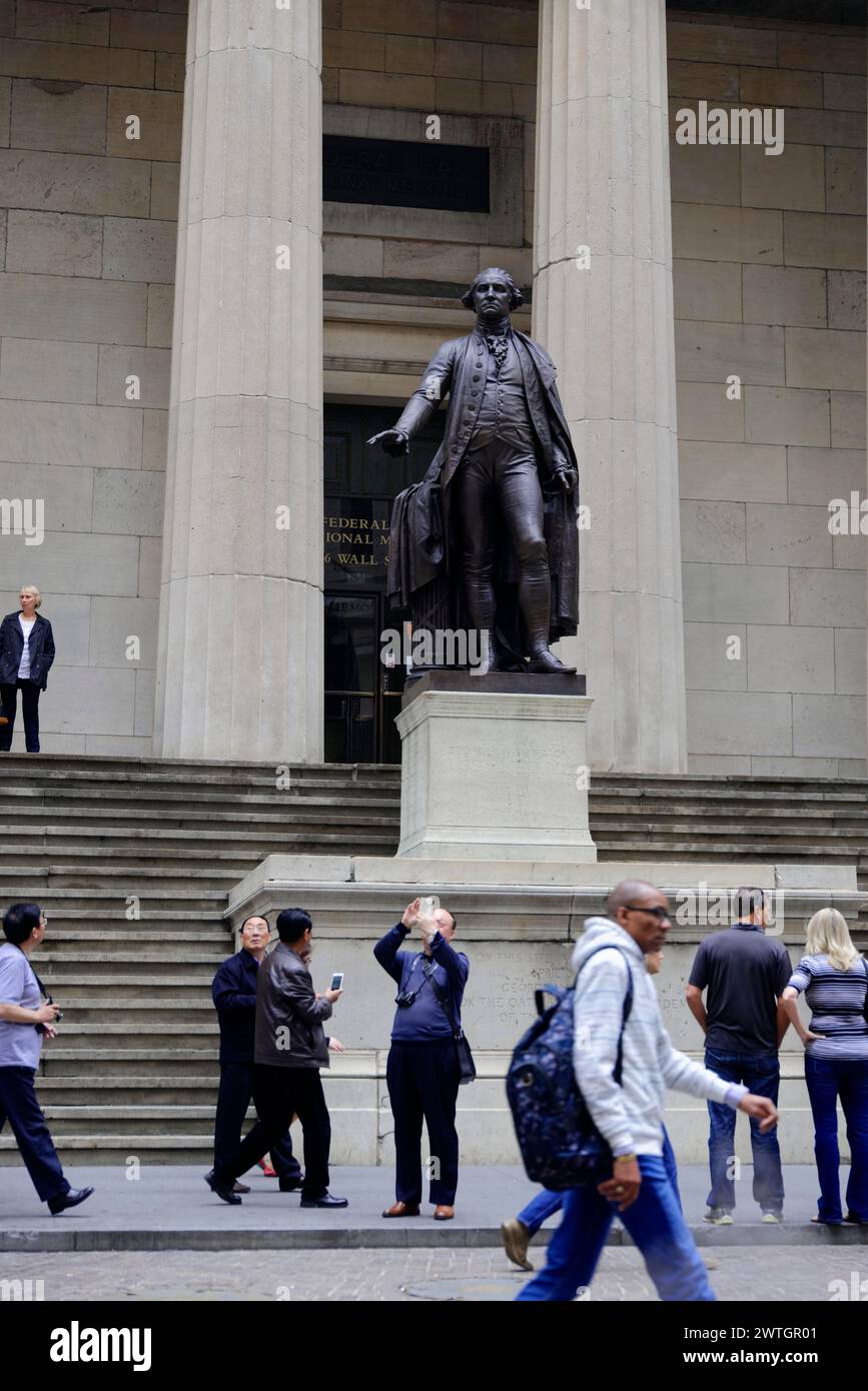 Die Menschen laufen um die Statue von George Washington herum und machen Fotos, Manhattan, New York City, New York, USA, Nordamerika Stockfoto