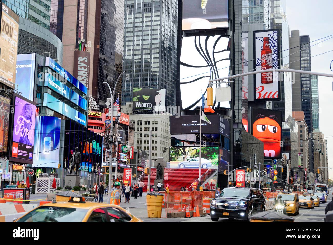 Blick auf den Time Square mit dynamischer Atmosphäre und hellen Reklametafeln, Manhattan, New York City, New York, USA, Nordamerika Stockfoto