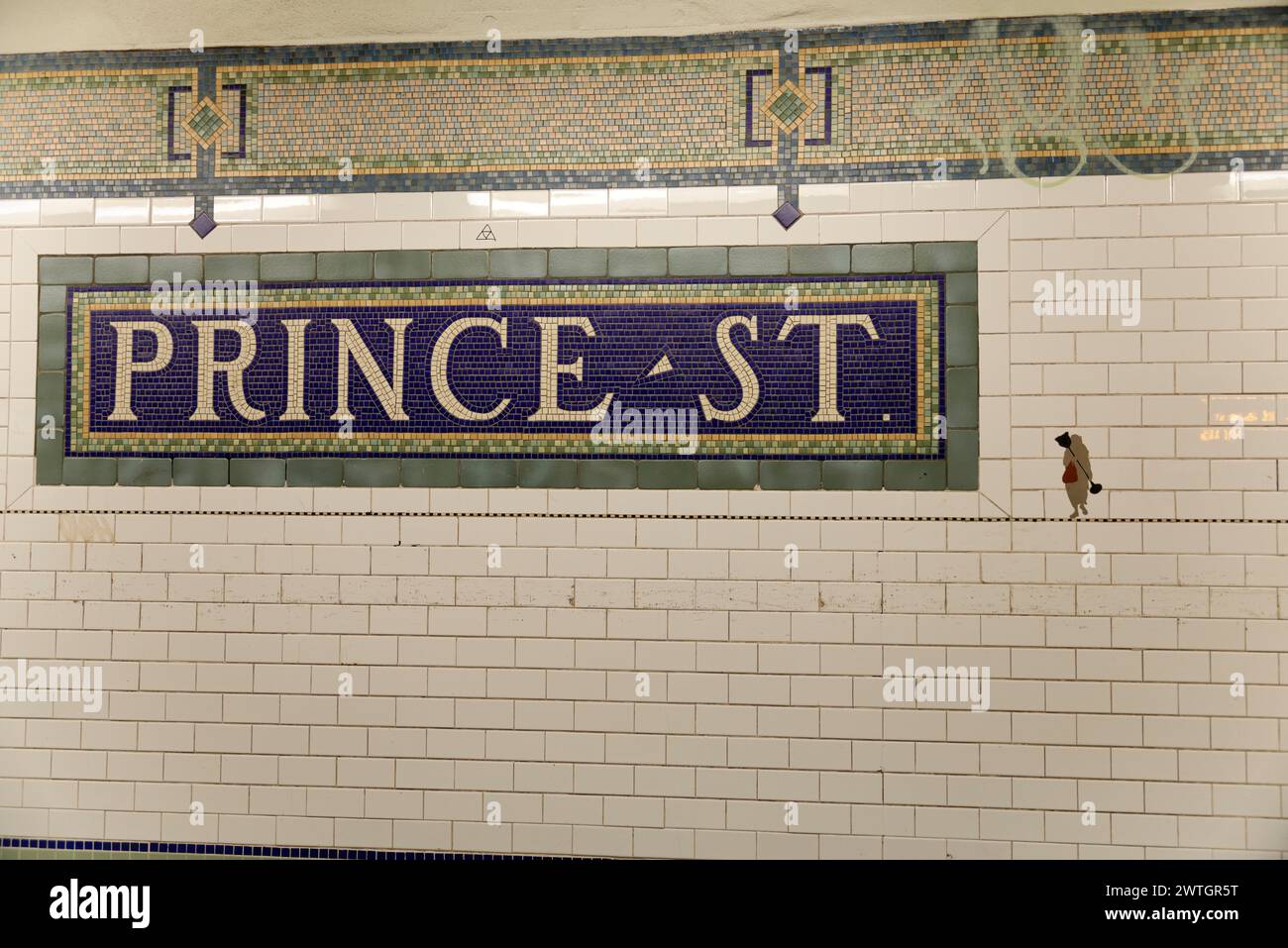 Mosaikgemälde mit dem Namen „Prince Street“ in einer sauberen U-Bahnstation, Manhattan, New York City, New York, USA, Nordamerika Stockfoto