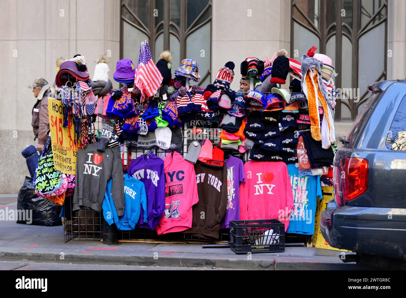 Ein farbenfroher Souvenirstand auf dem Bürgersteig in New York, Manhattan, New York City, New York, USA, Nordamerika Stockfoto