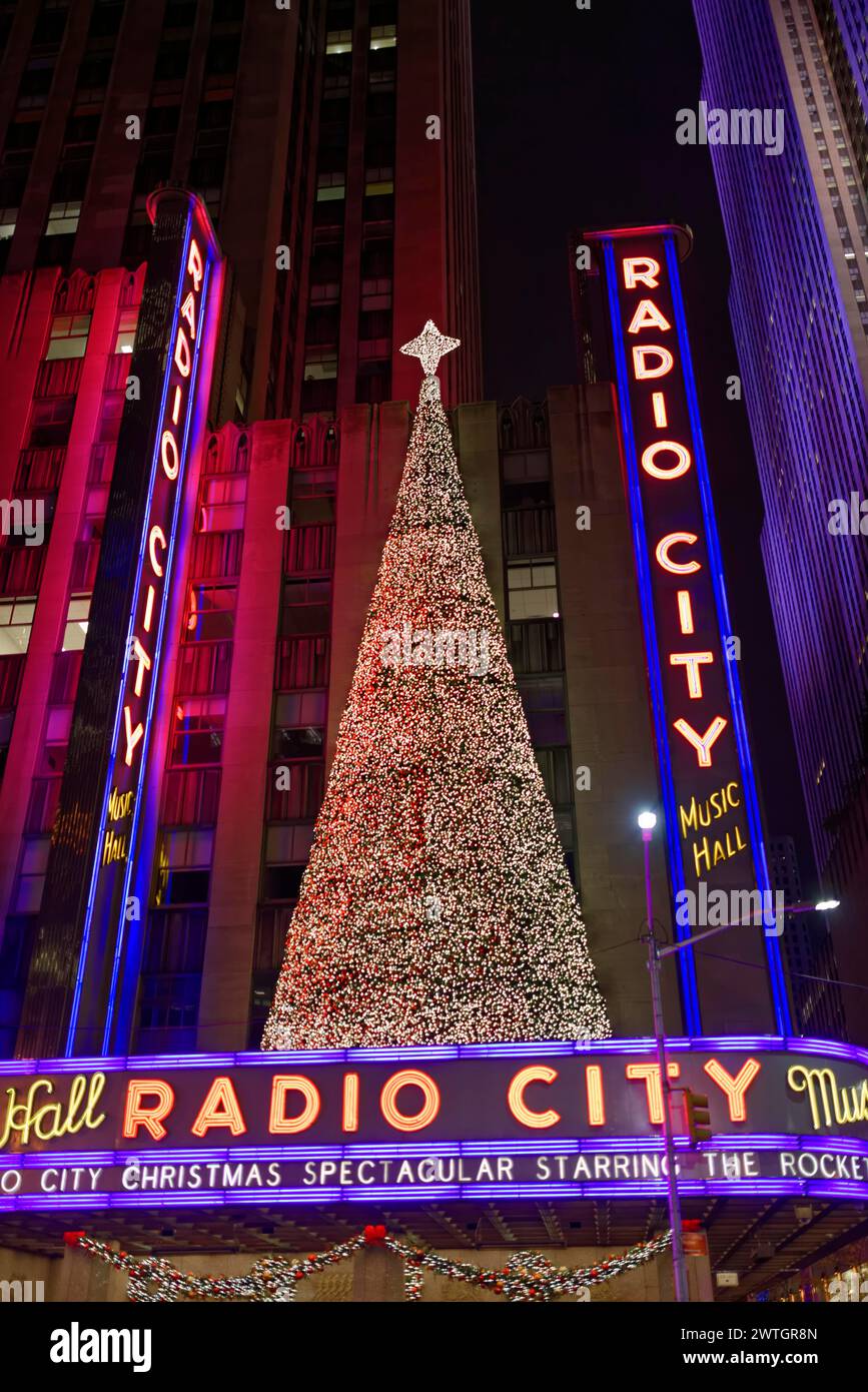 Ein riesiger Weihnachtsbaum vor der Radio City Music Hall bei Nacht, beleuchtet und festlich, Manhattan, New York City, New York, USA, Nordamerika Stockfoto