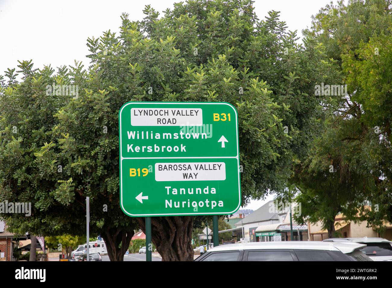 Barossa Valley, Straßenschild im Stadtzentrum von Lyndoch mit Wegbeschreibungen zu den Städten und Straßen, South Australia, 2024 Stockfoto