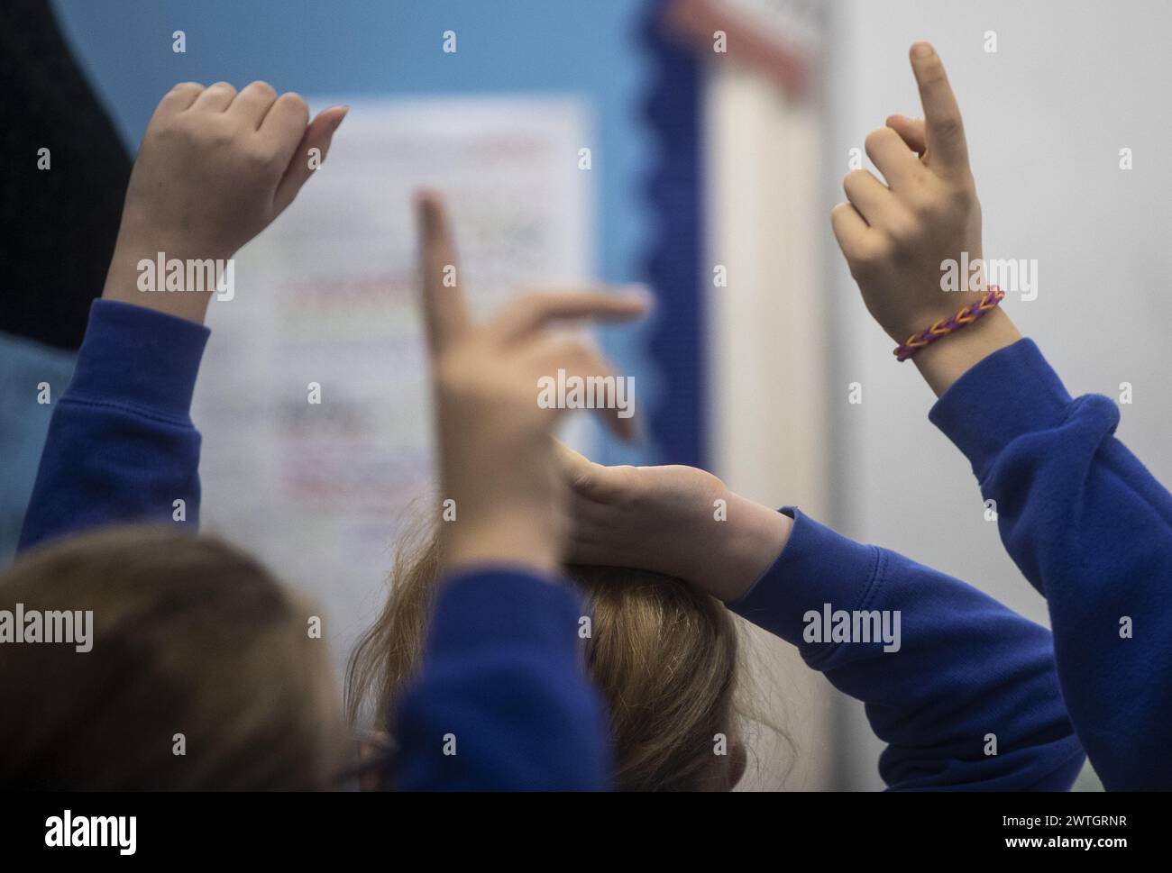 Aktenfoto vom 11/19 von Schulkindern in einem Klassenzimmer. Die Wartezeiten für Autismus auf dem NHS in England sind laut neuen Daten die längsten seit Beginn der aktuellen Aufzeichnungen, wobei Experten einen Anstieg der Nachfrage bis hin zu einem verstärkten öffentlichen Bewusstsein für den Zustand. Ausgabedatum: Montag, 18. März 2024. Stockfoto