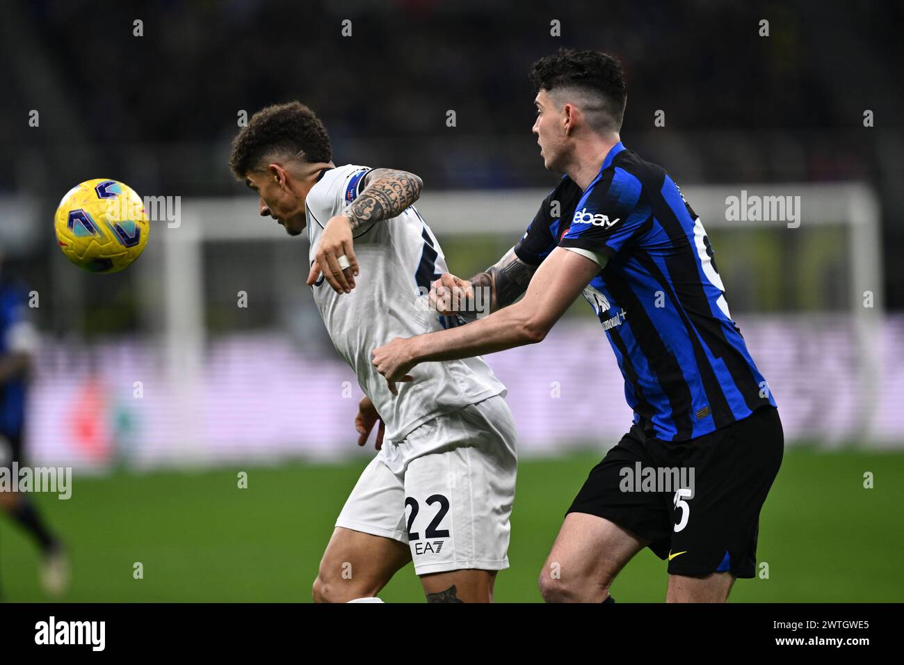 Giovanni Di Lorenzo (Napoli) Alessandro Bastoni (Inter) während des Spiels der italienischen Serie A zwischen Inter 1-1 Napoli im Giuseppe Meazza Stadium am 17. März 2024 in Monza, Italien. Quelle: Maurizio Borsari/AFLO/Alamy Live News Stockfoto