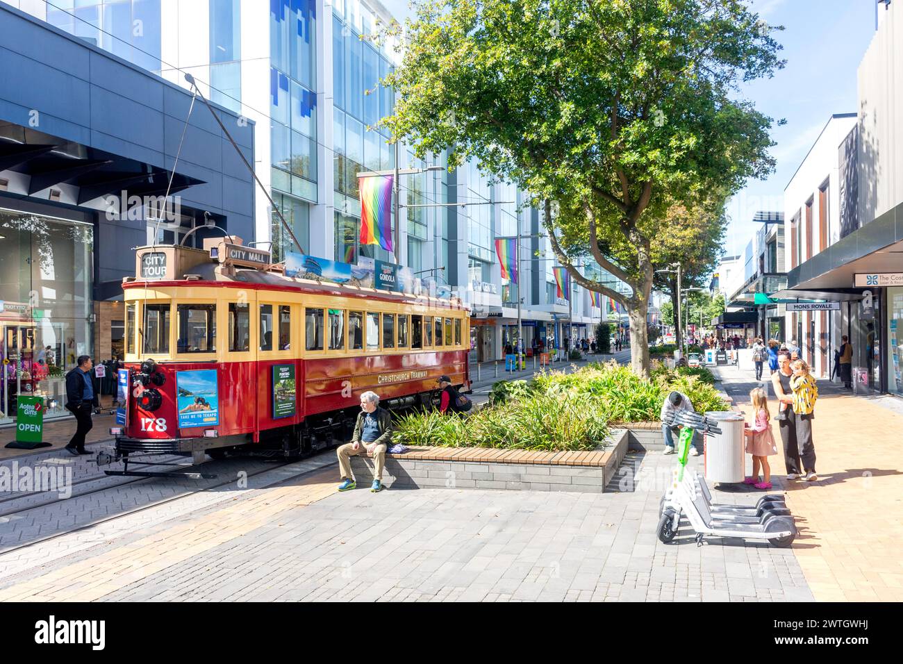 Eine klassische Straßenbahn, die durch Cashel Street, Christchurch Central, Christchurch, Canterbury, Neuseeland fährt Stockfoto