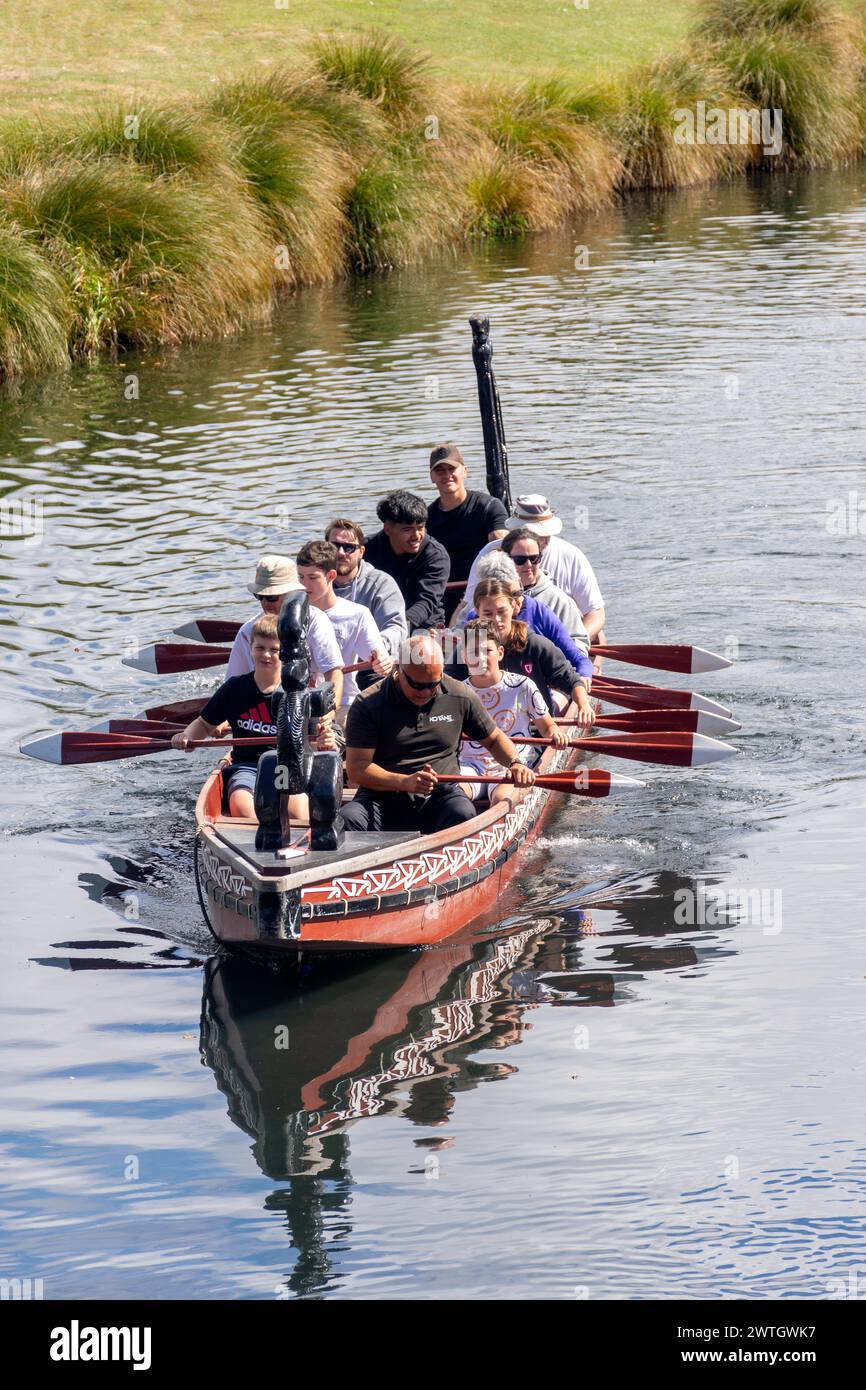 Touristenfahrt in einem Maori-Waka-Kanu auf dem Fluss Avon, Christchurch Central, Christchurch, Canterbury, Neuseeland Stockfoto