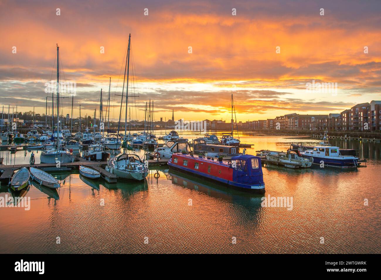 Preston, Lancashuire. März 2024. Wetter in Großbritannien. Reflexionen, wenn die Sonne über der Marina in Preston aufgeht, in einer voraussichtlich helleren Woche mit überdurchschnittlichen Frühlingstemperaturen. Sonnenschein und undurchsichtige Wolken. Stockfoto