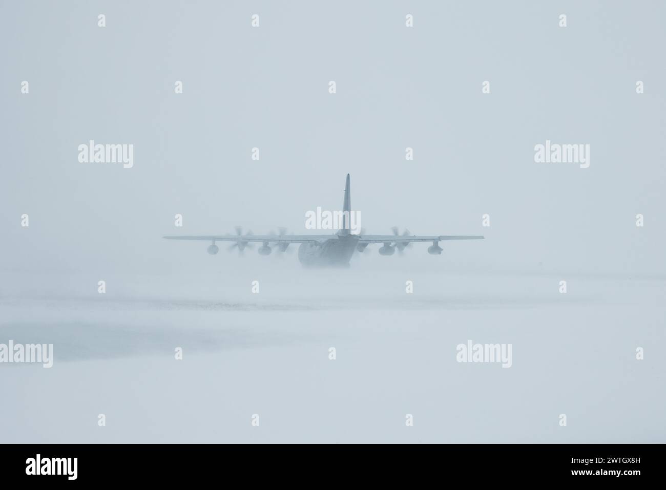 U.S. Marine Corps Piloten mit Marine Aerial Refueler Transport Squadron (VMGR) 252, 2nd Marine Aircraft Wing, Taxi in einem KC-130J Super Hercules Stockfoto